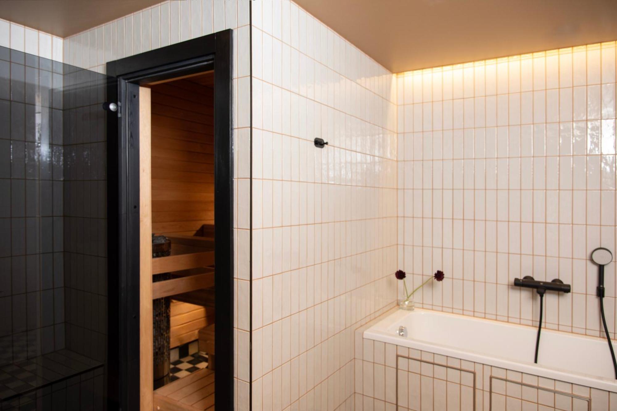 Signature Penthouse 1 Bedroom Sauna Balcony Kitchen