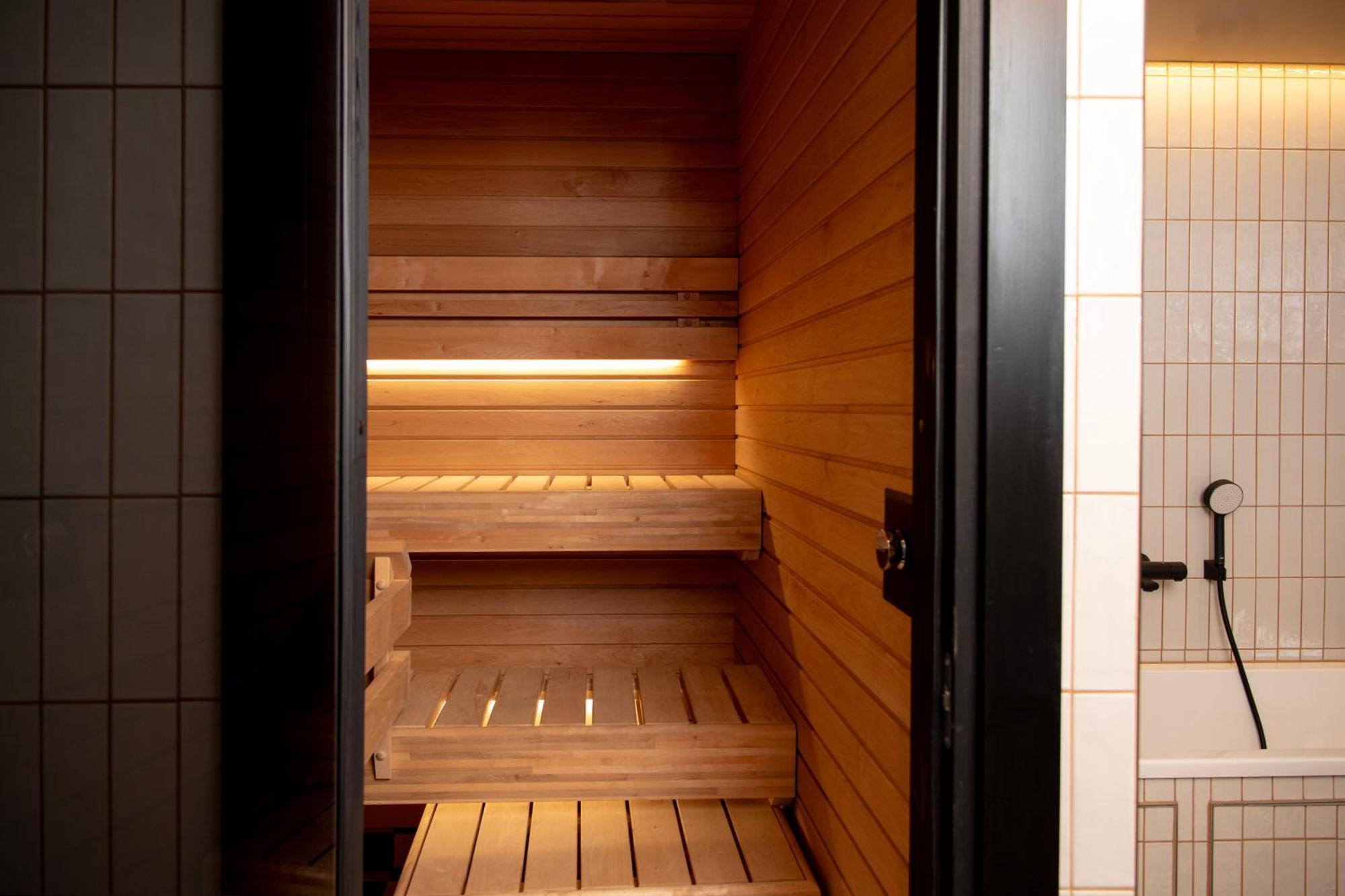 Signature Penthouse 1 Bedroom Sauna Balcony Kitchen