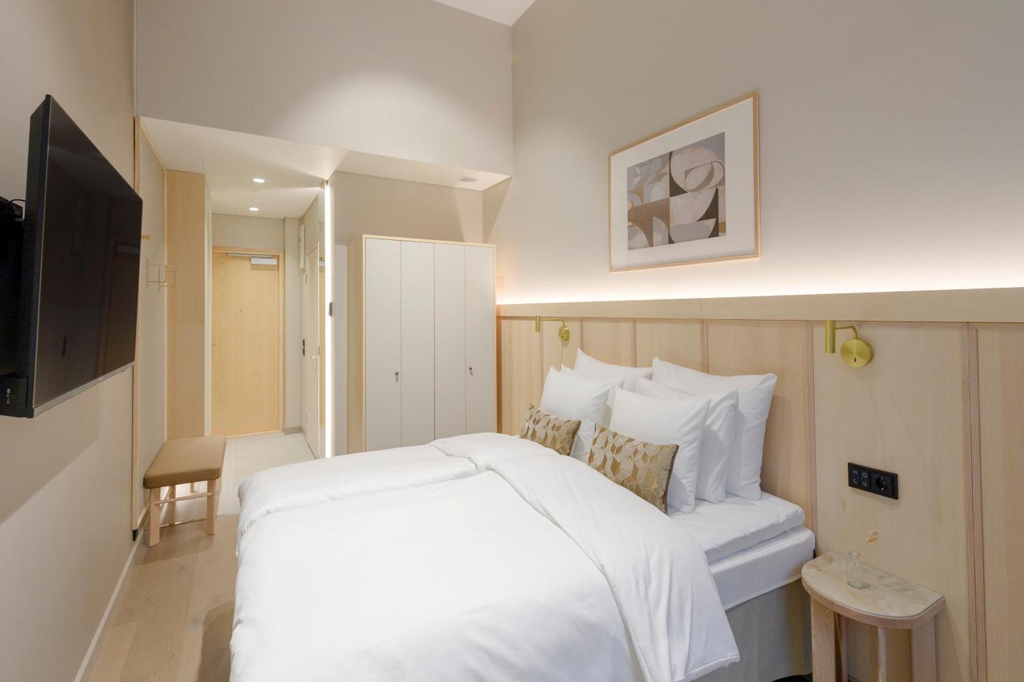 Standard Queen Room