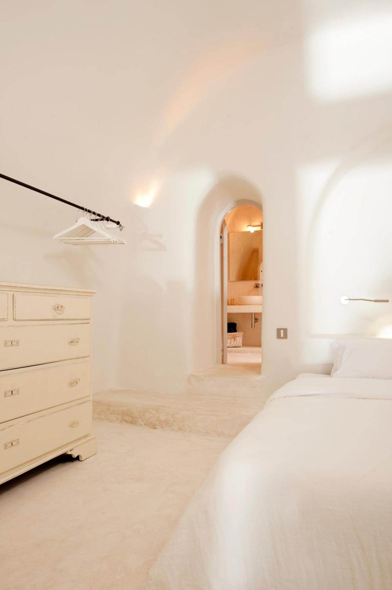 Suite con Accesso a Terrazza con Vasca Idromassaggio in Comune e Vista sulla Caldera
