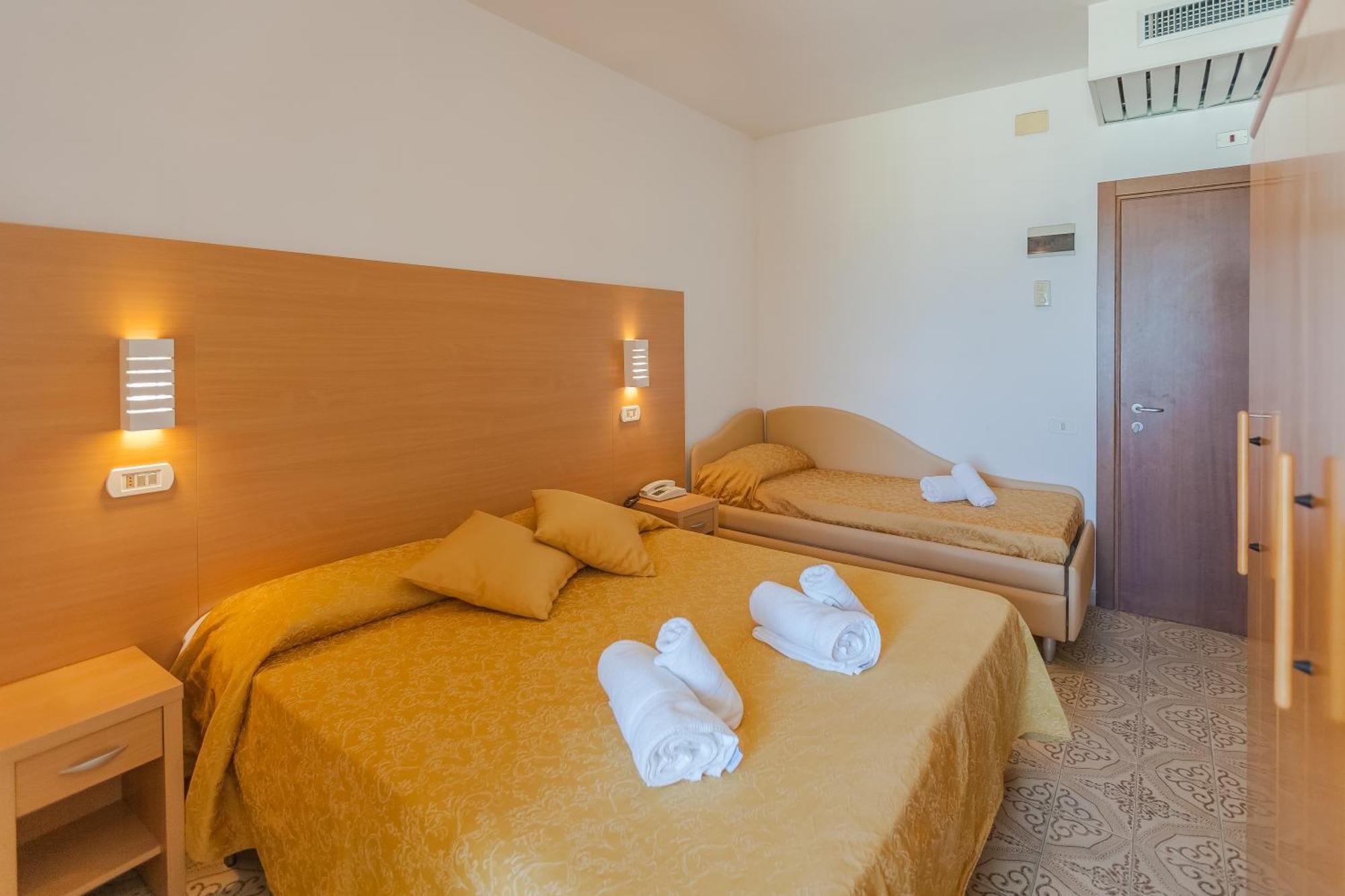 Superior Quadruple Room Front Sea View