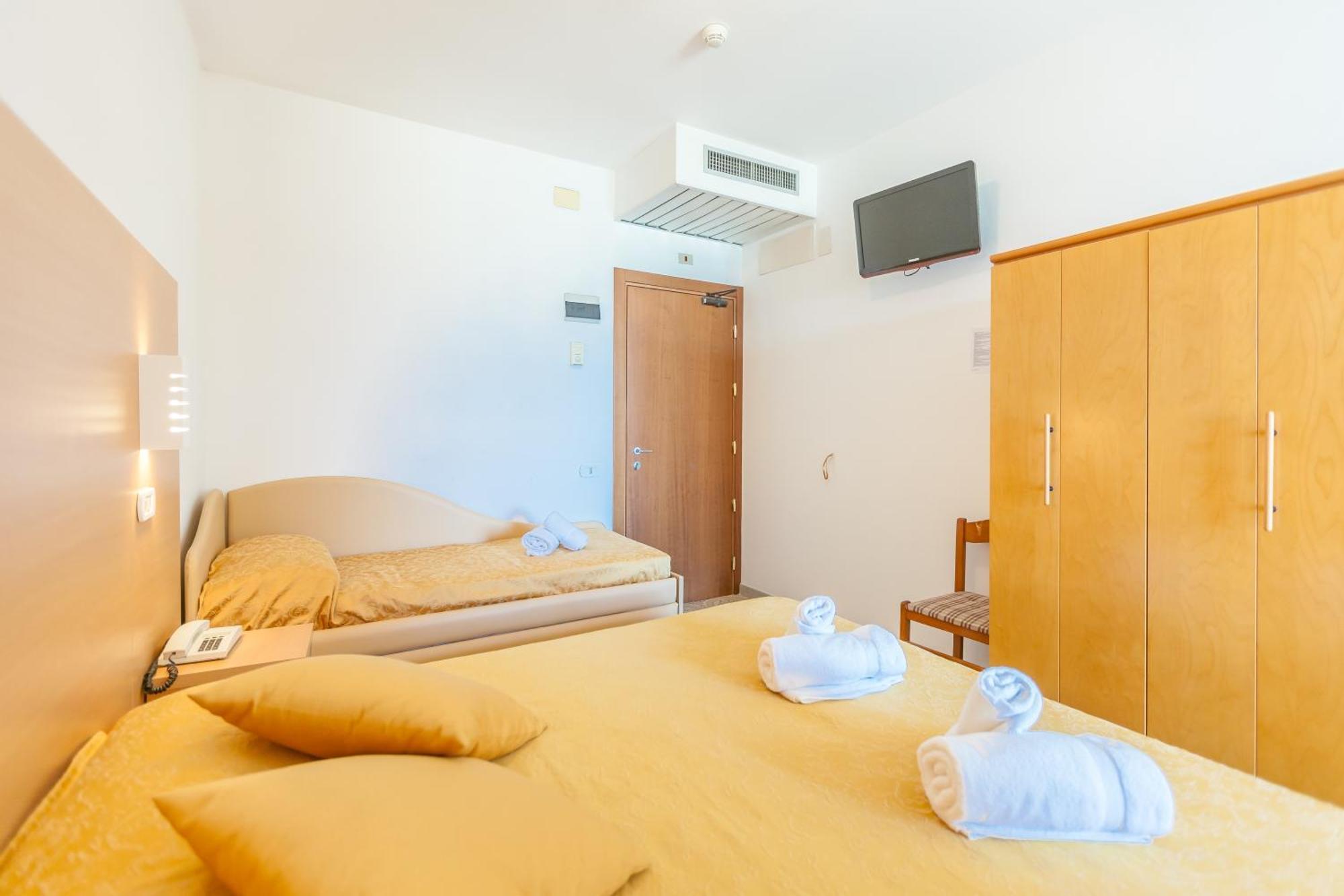 Superior Quadruple Room Front Sea View