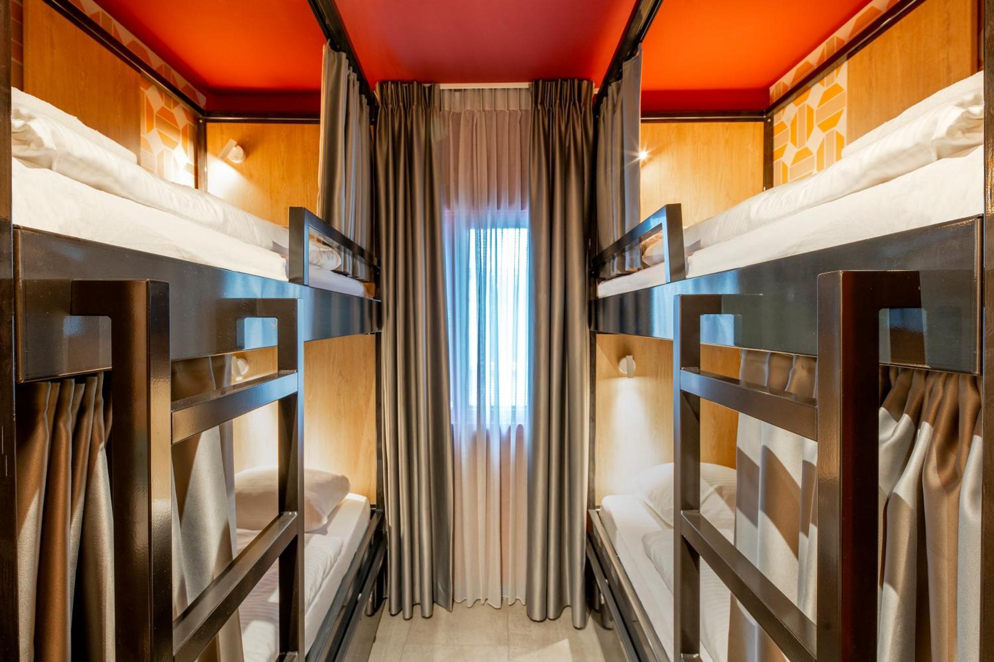 Posto Letto in Dormitorio Femminile con 6 Letti