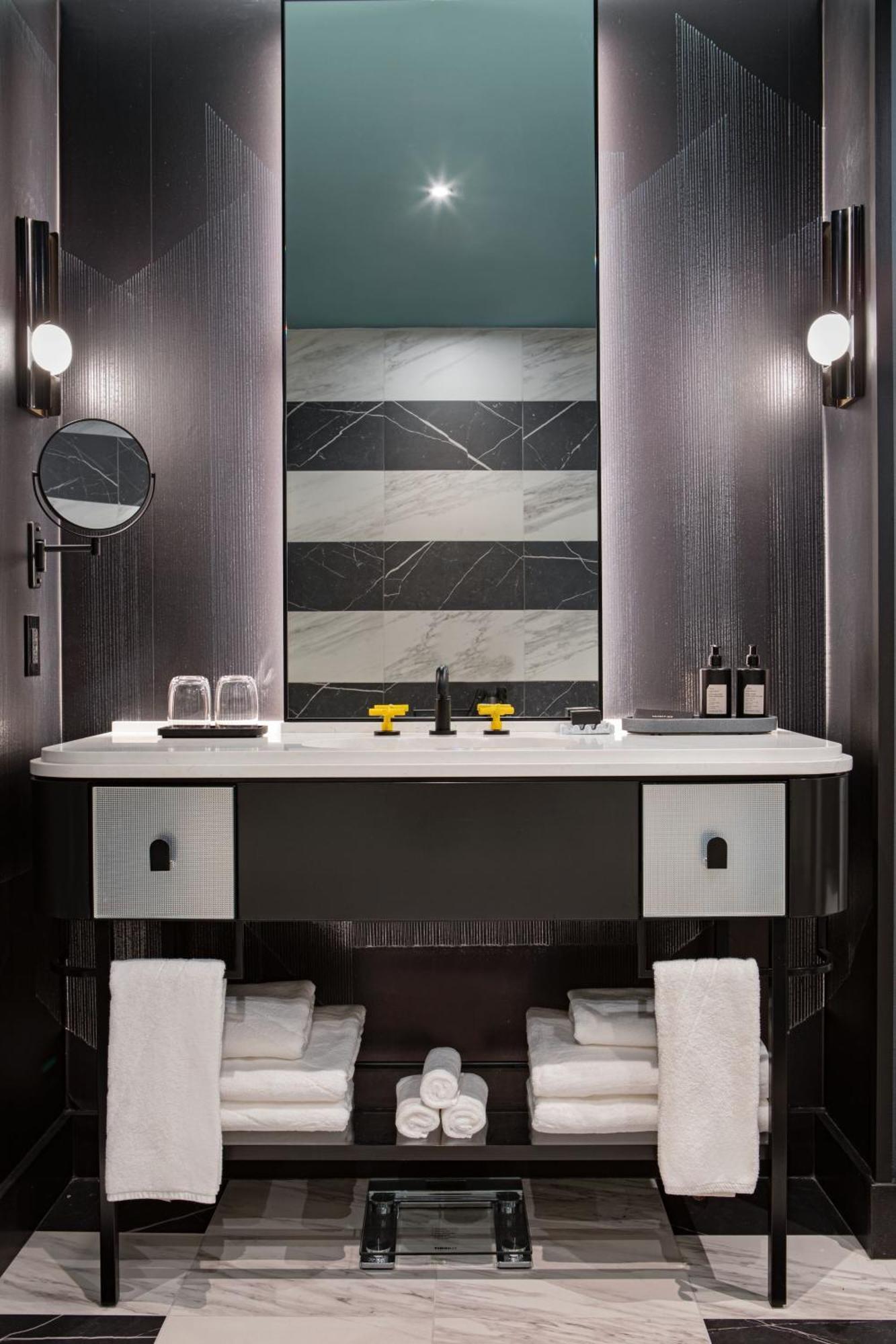 Deluxe Suite 1 King Mobility Accessible Tub