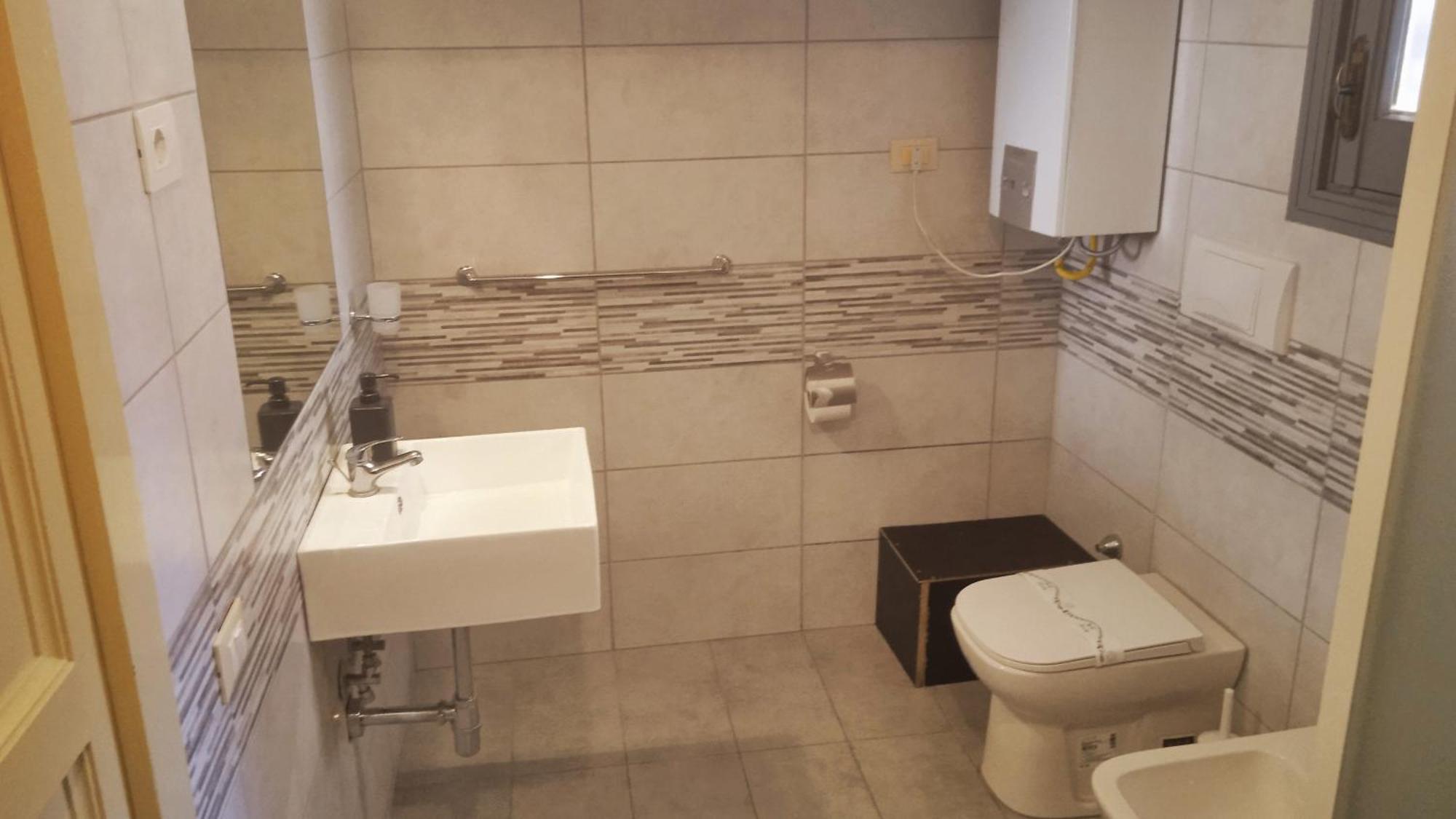 Camera Matrimoniale con Bagno in Comune