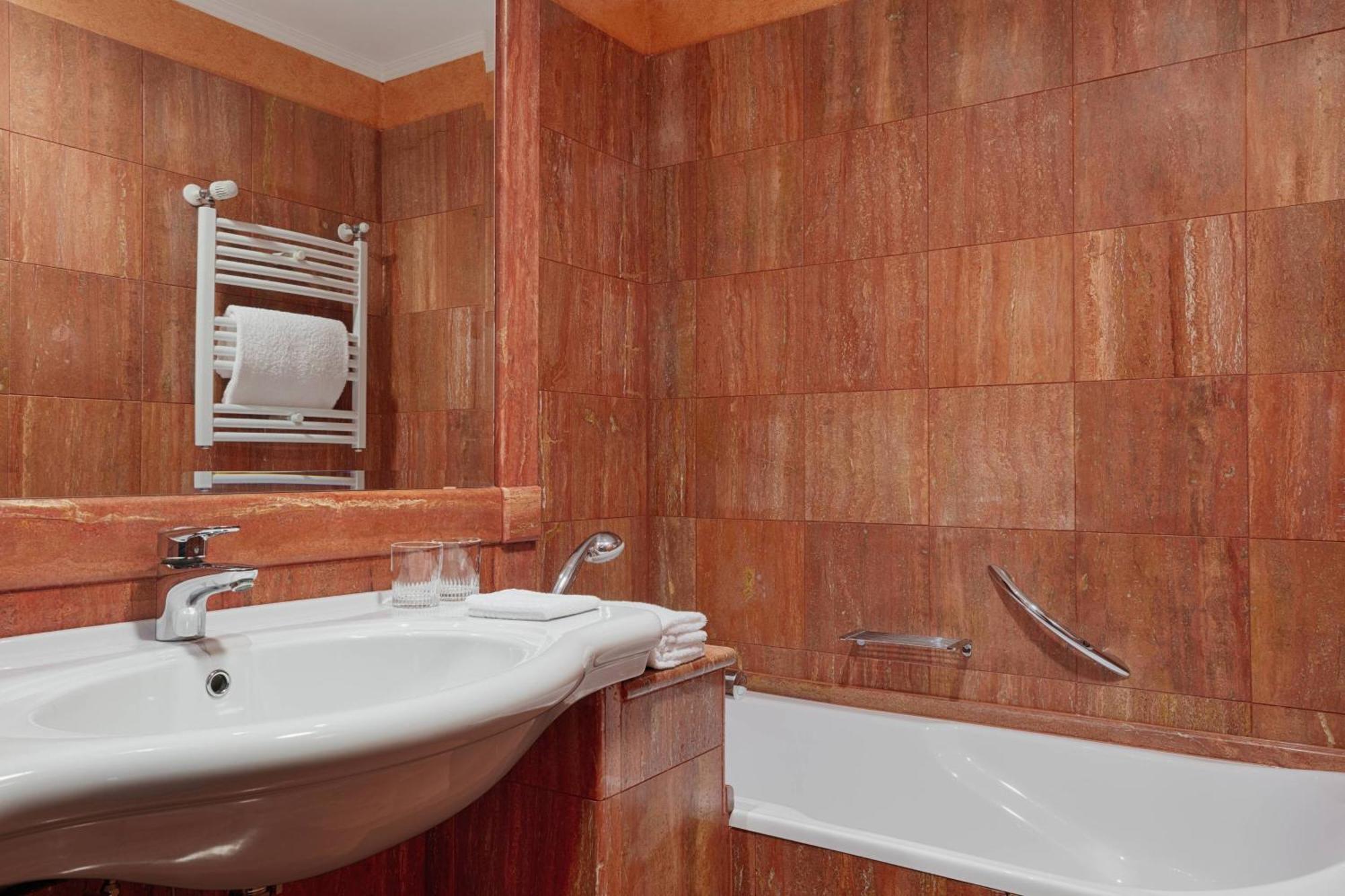 Deluxe, Guest room, 1 King,1632990233:JPEG
