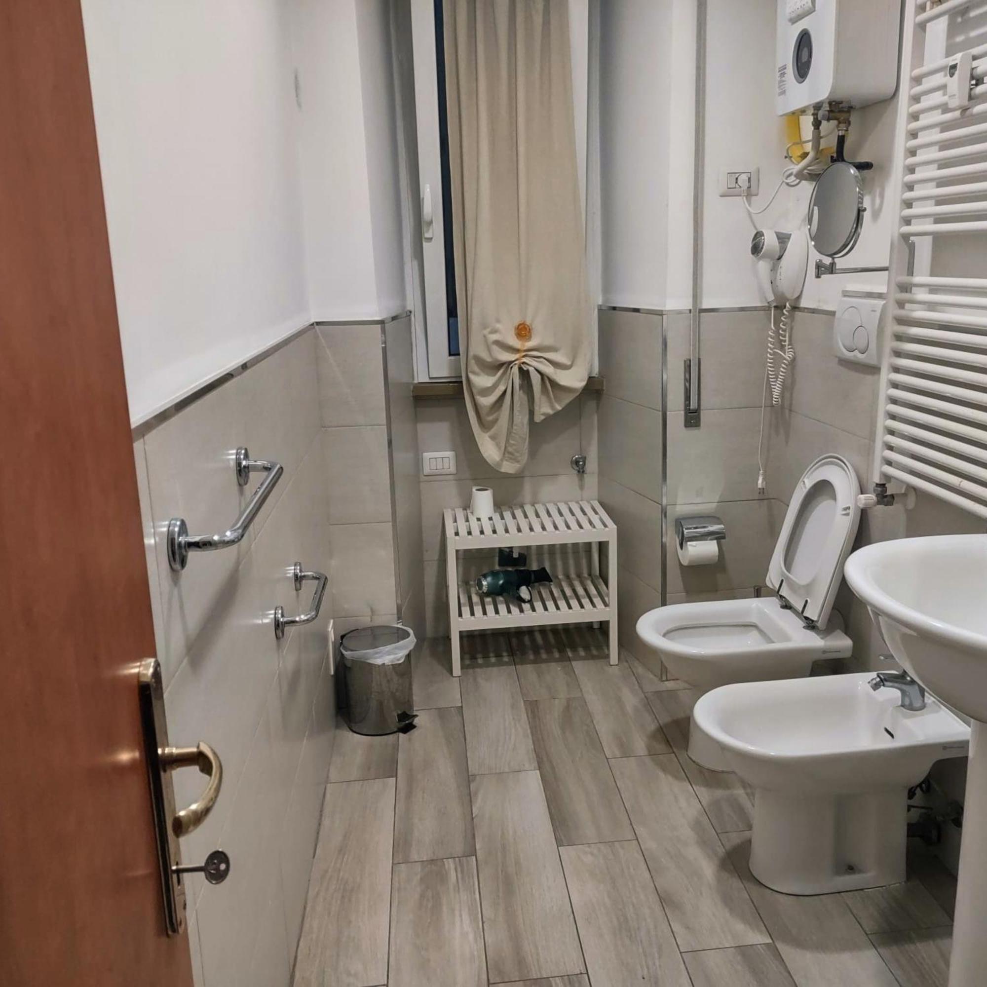 Deluxe Double Room Shower