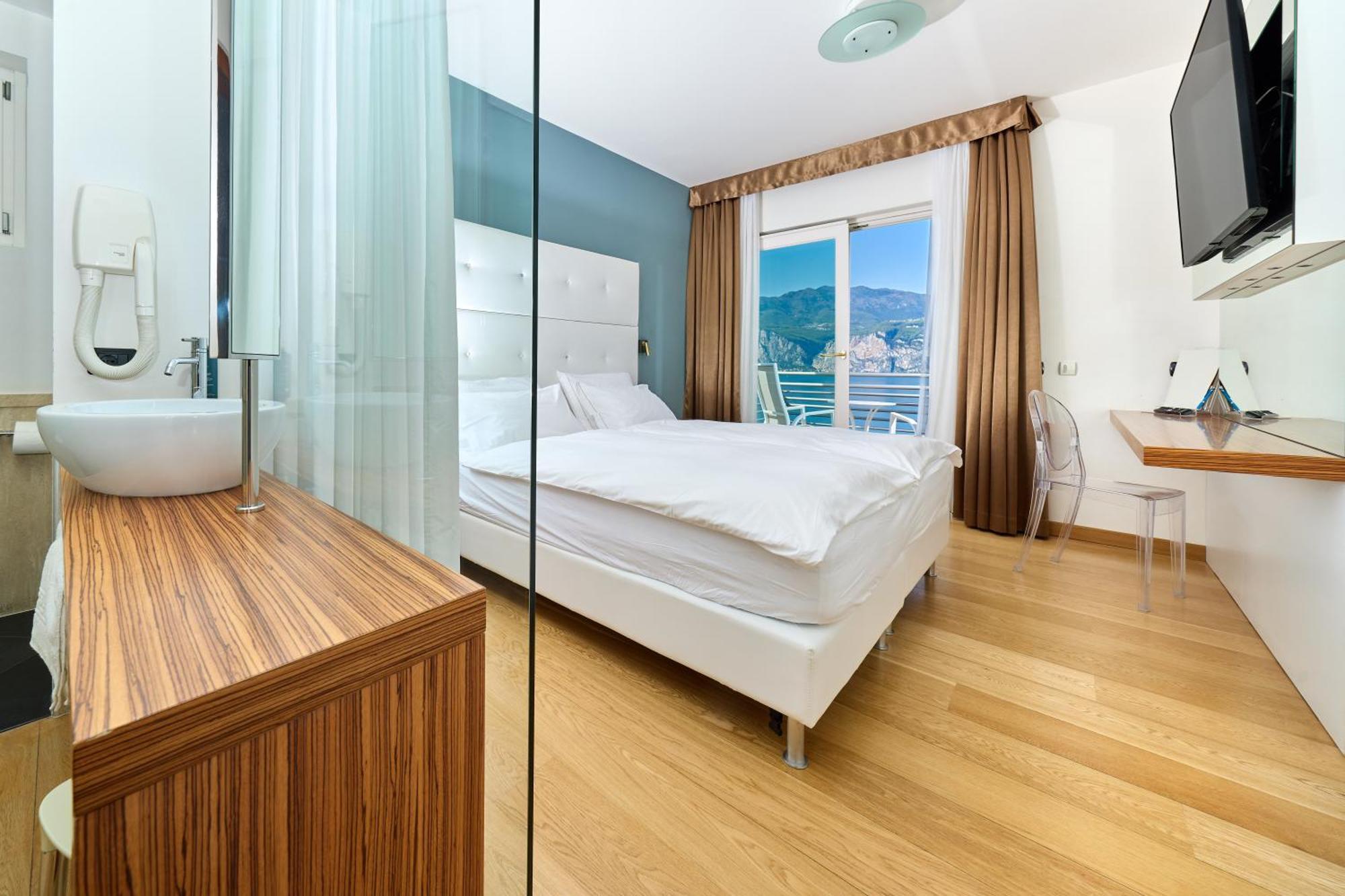 Superior Double or Twin Room with Balcony and Lake View,1639556526:JPEG