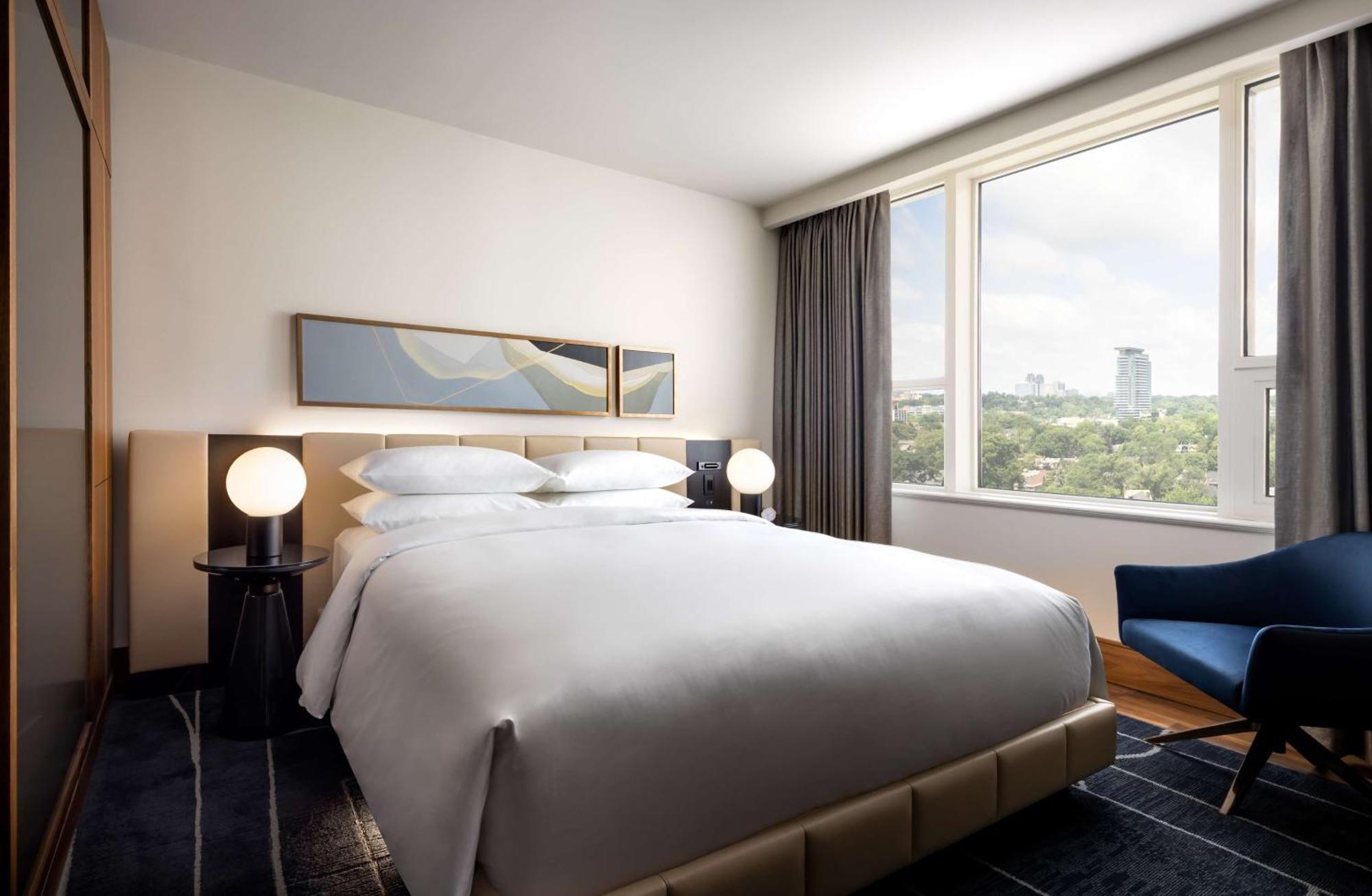 One-Bedroom Deluxe Corner Suite High Floor