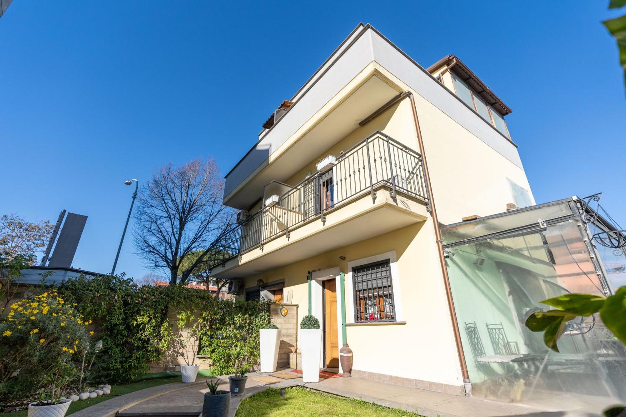 Camera Matrimoniale/Doppia con Letti Singoli con Bagno Privato Esterno
