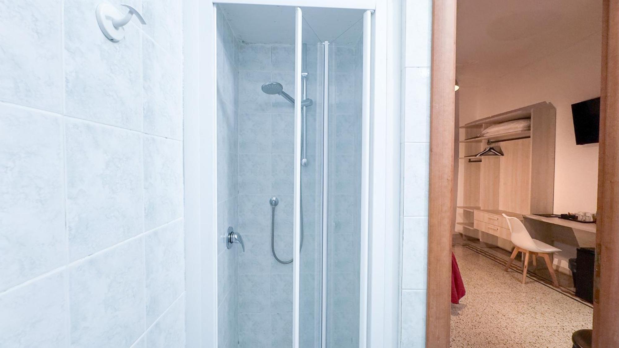 Camera Matrimoniale/Doppia con Letti Singoli con Bagno