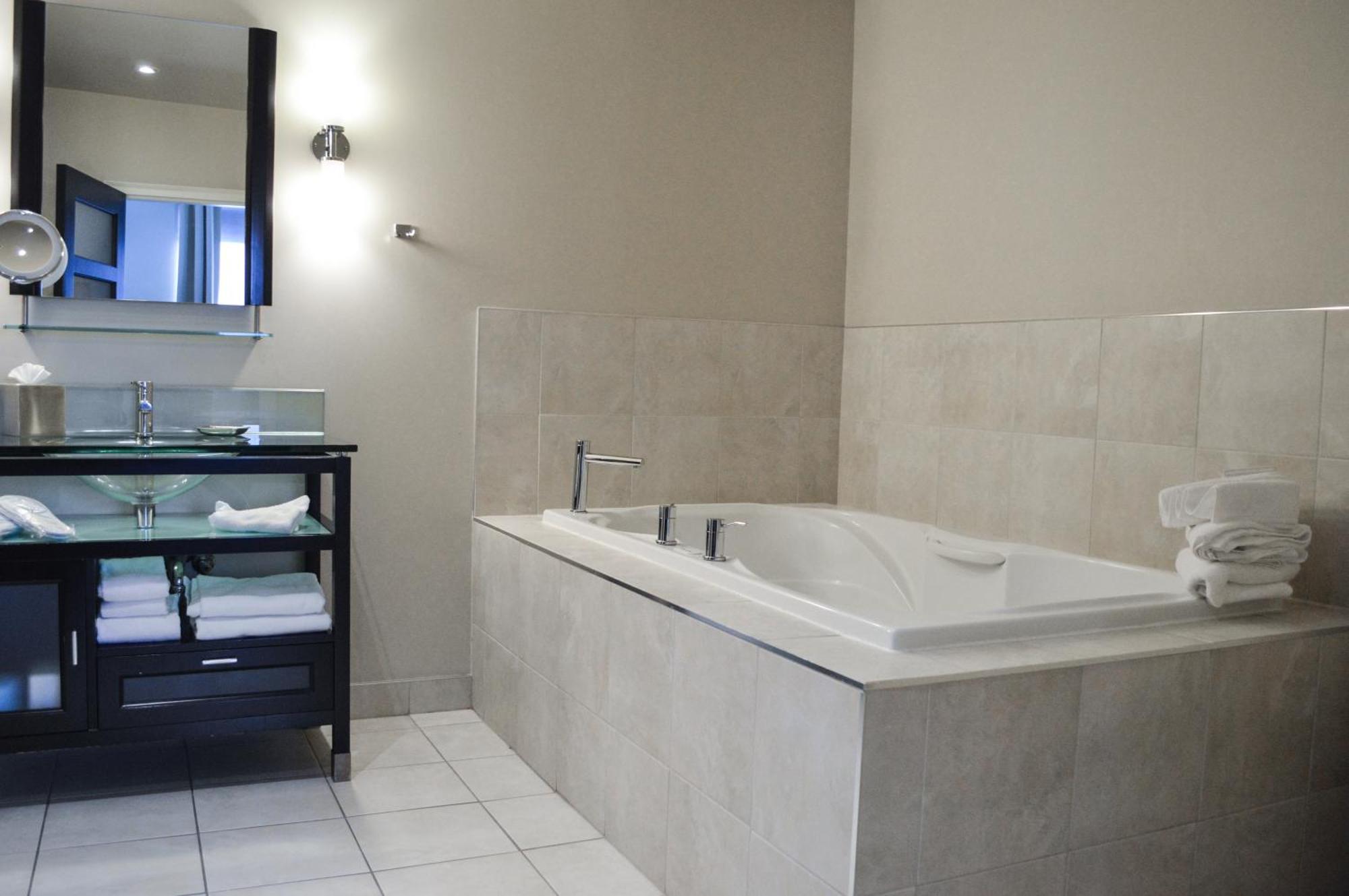 Two Queen Beds Jetted Tub Pullout