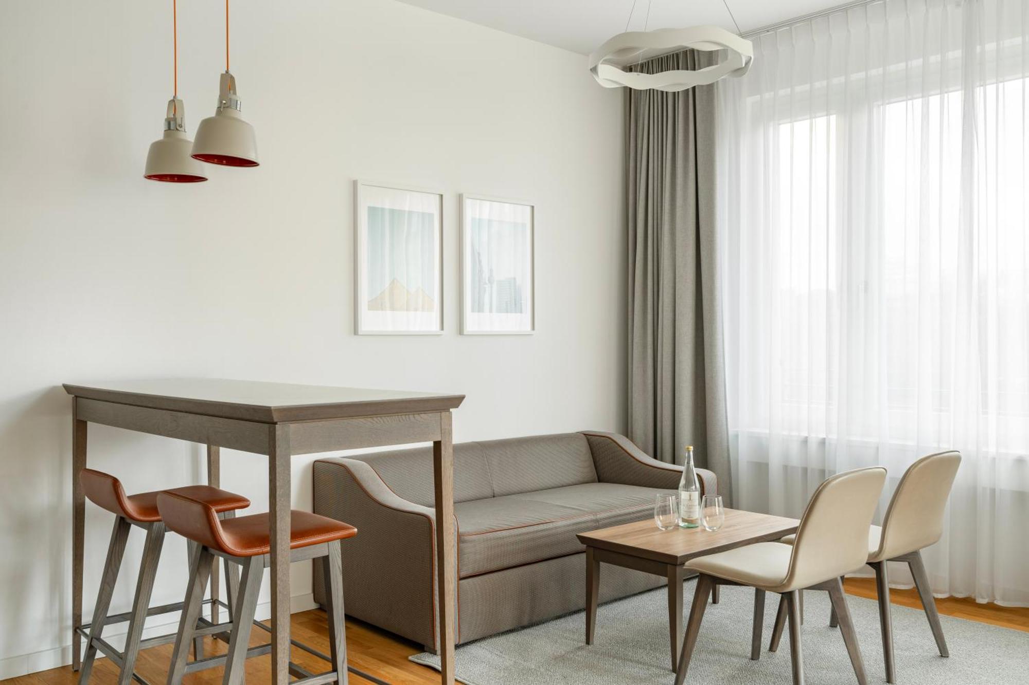 Appartamento Suite con Zona Soggiorno e Loggia