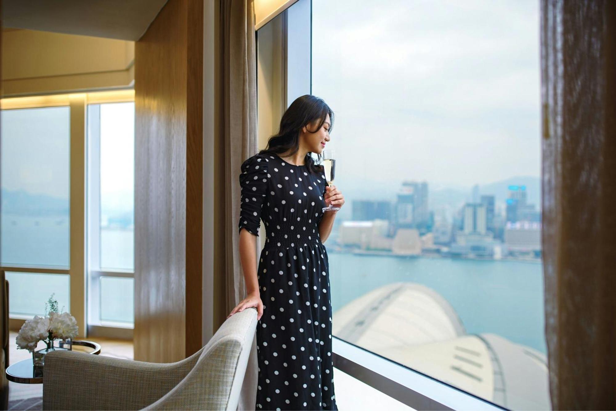 Deluxe King Suite Harbour View Executive Lounge Access