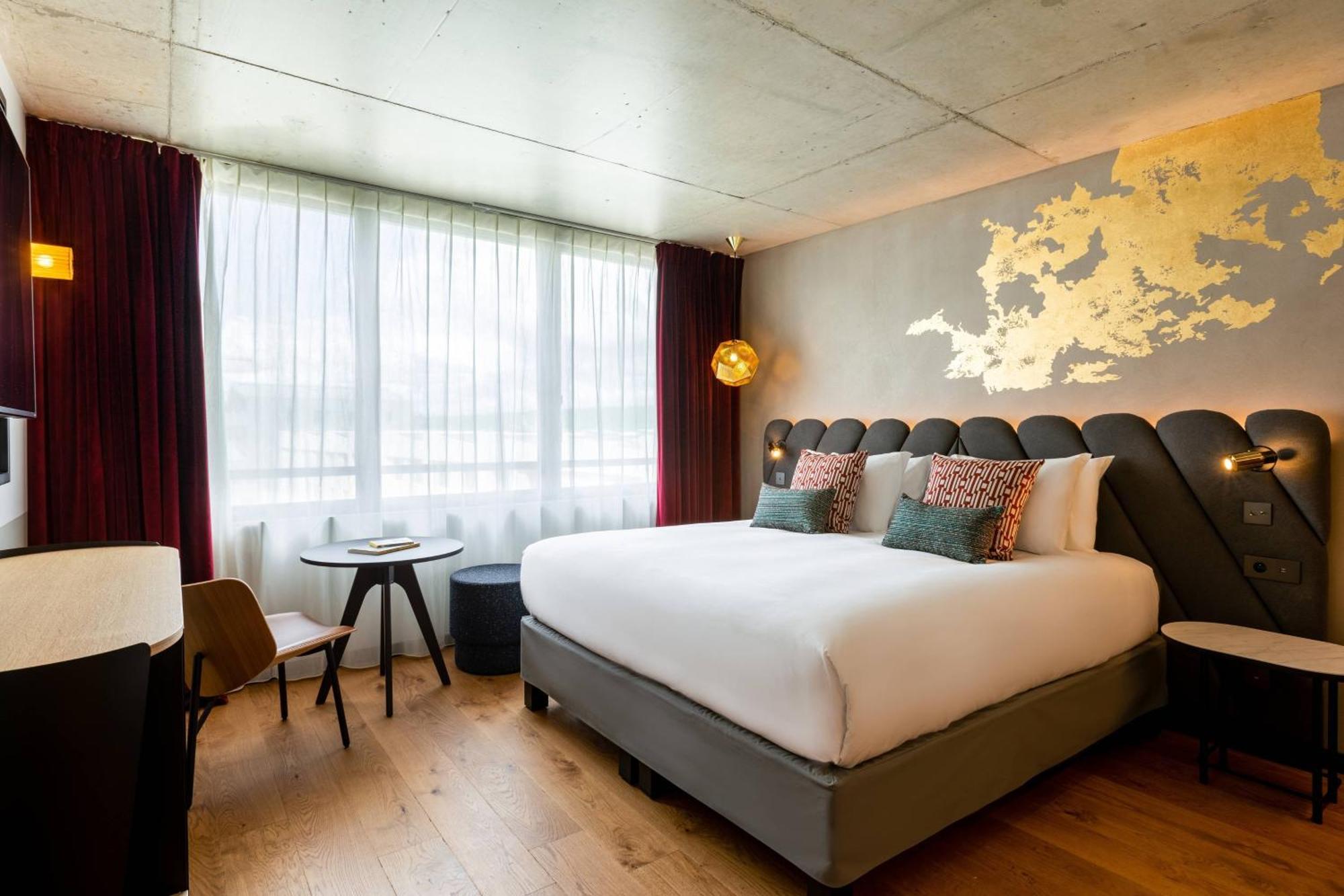 La Muse Room Queen Bed