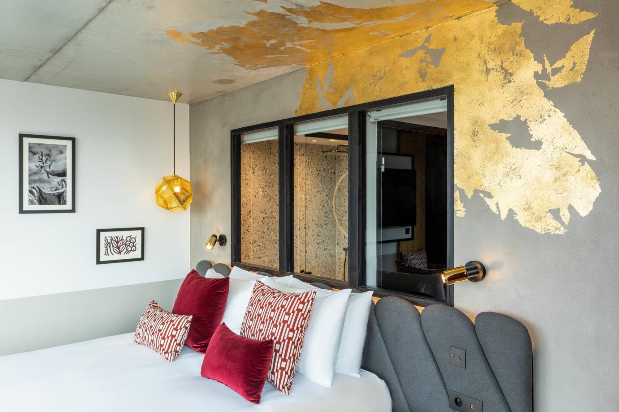 La Galerie Room Larger Room Queen Bed City View