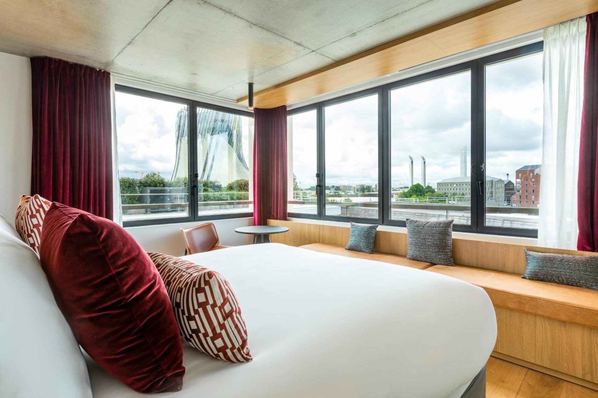 La Galerie Room Larger Room Queen Bed City View