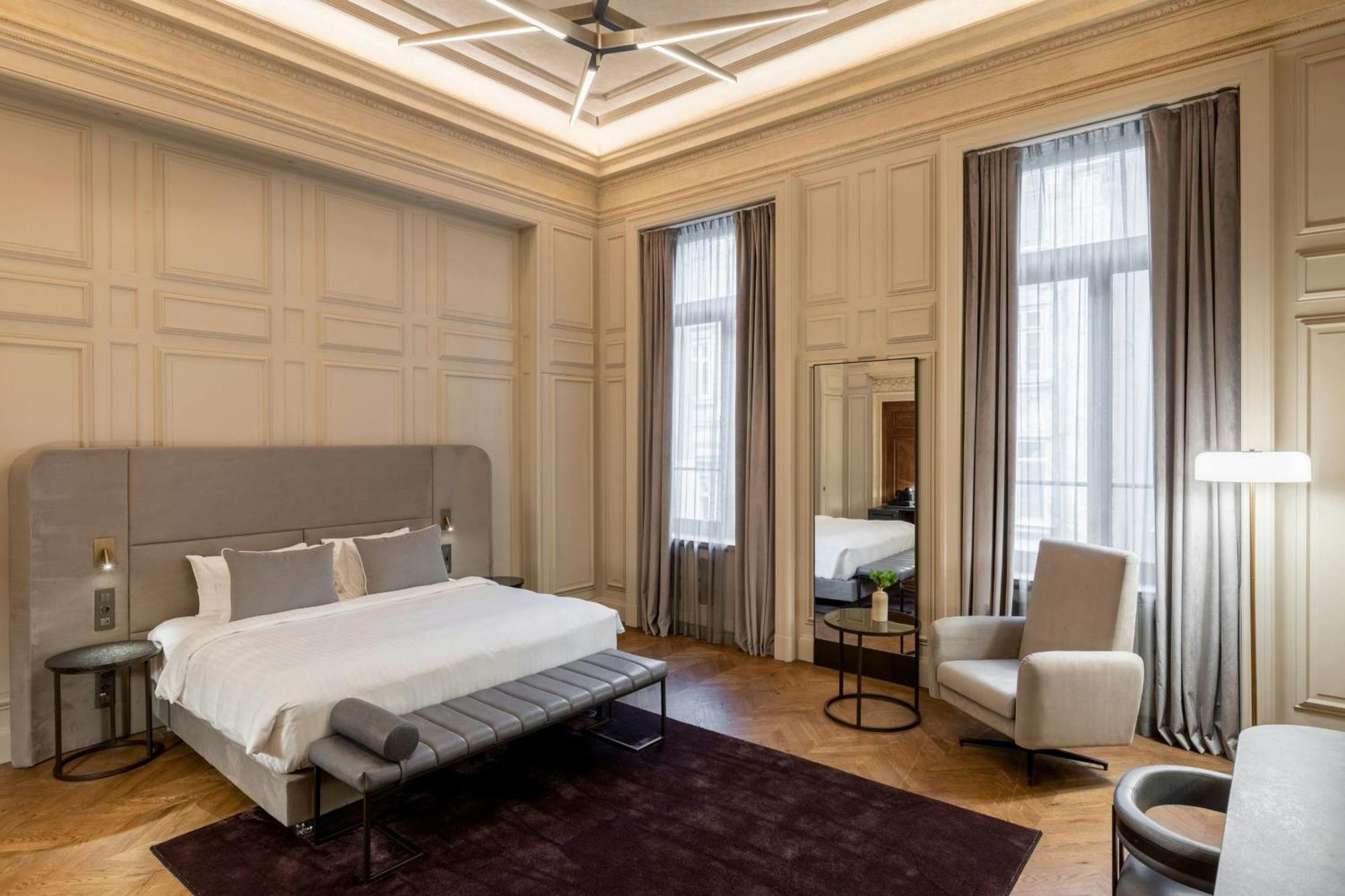 Heritage Larger Room 1 King Bed