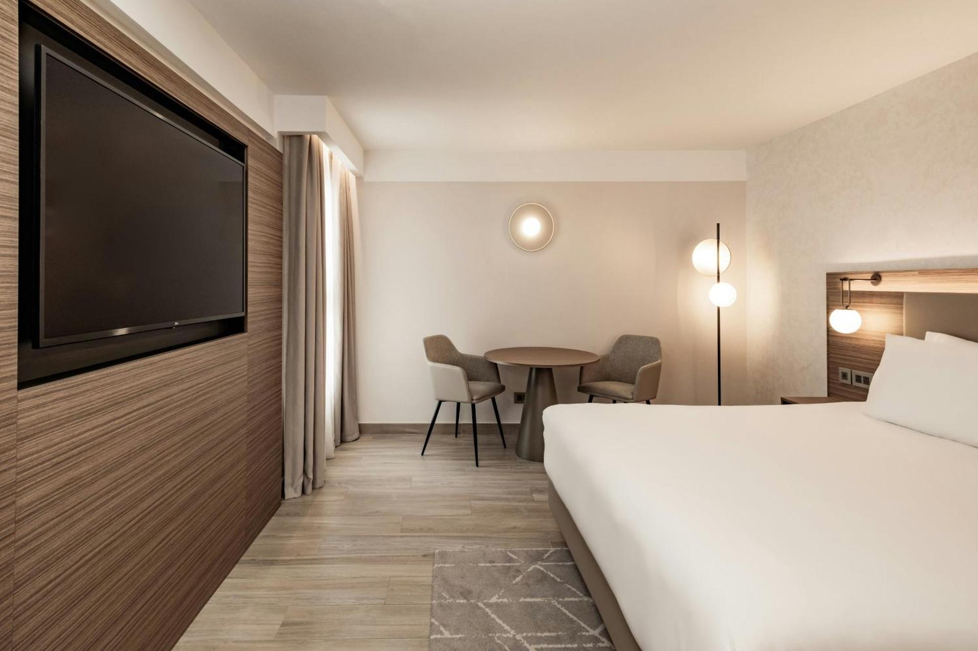 Deluxe King Room City View Balcony