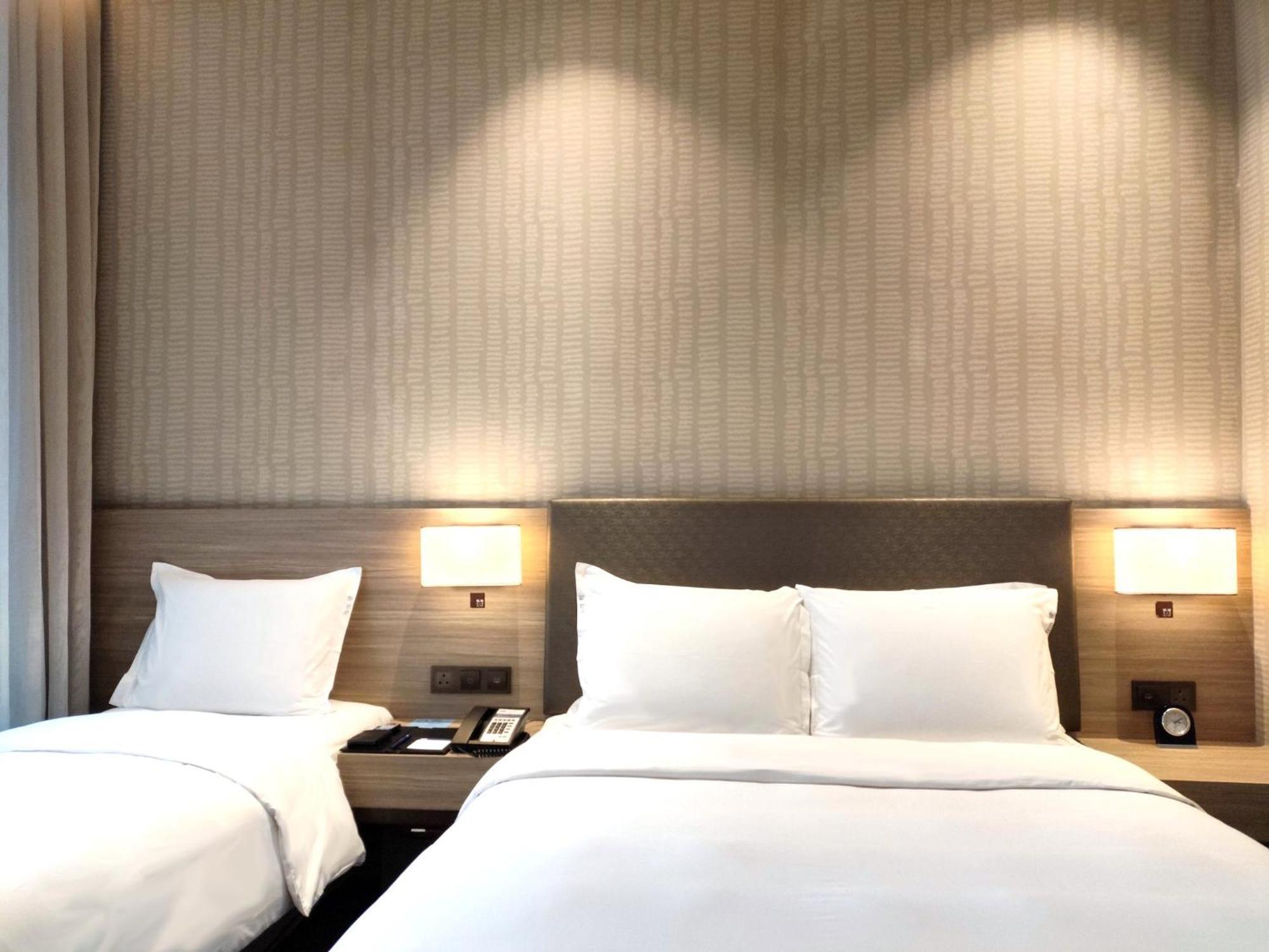 1 Queen 1 Single bed Standard City View