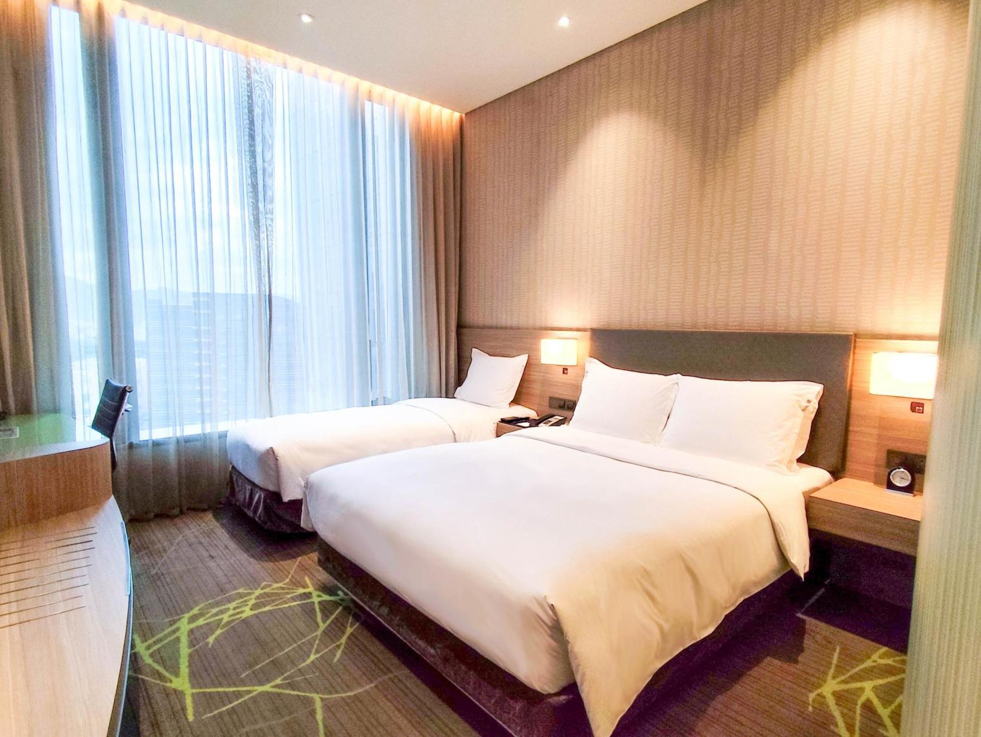 1 Queen 1 Single bed Standard City View