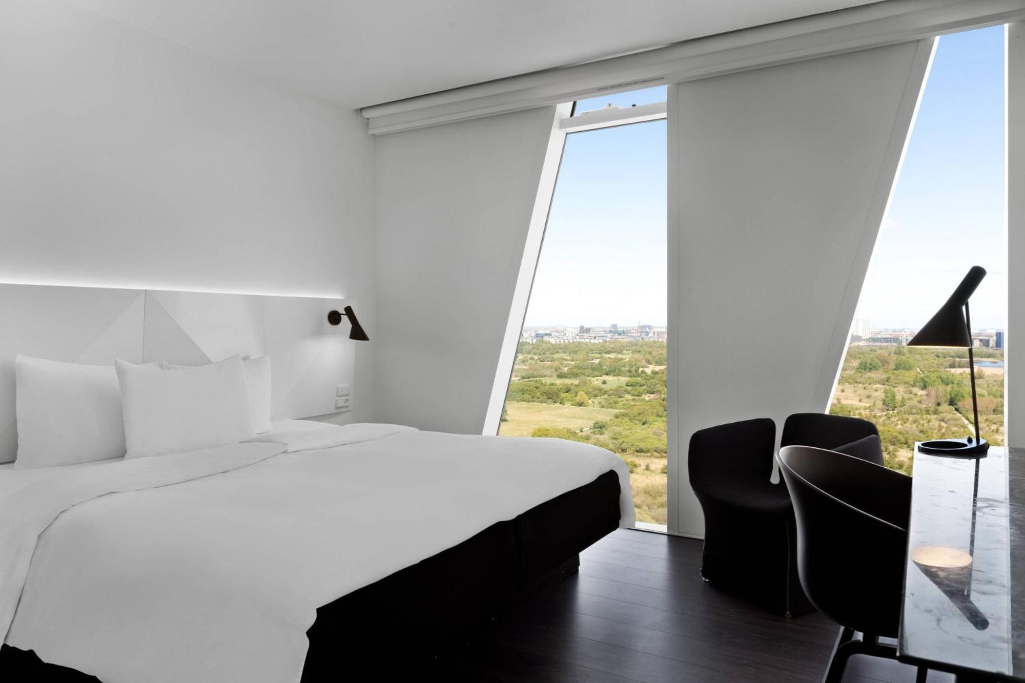 Large Standard Guest Room Queen Bed