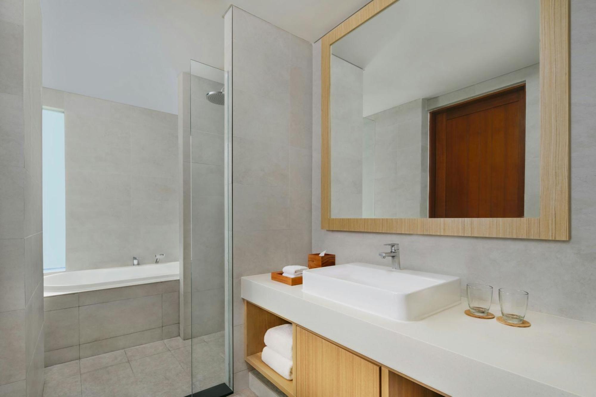 Deluxe Premier King Room Bathtub Garden View Balcony Mini Bar Daily Shuttle to Monkey Forest Daily Yoga Bike to borrow Family Activity 24 Hour access to Motion Fitness Center