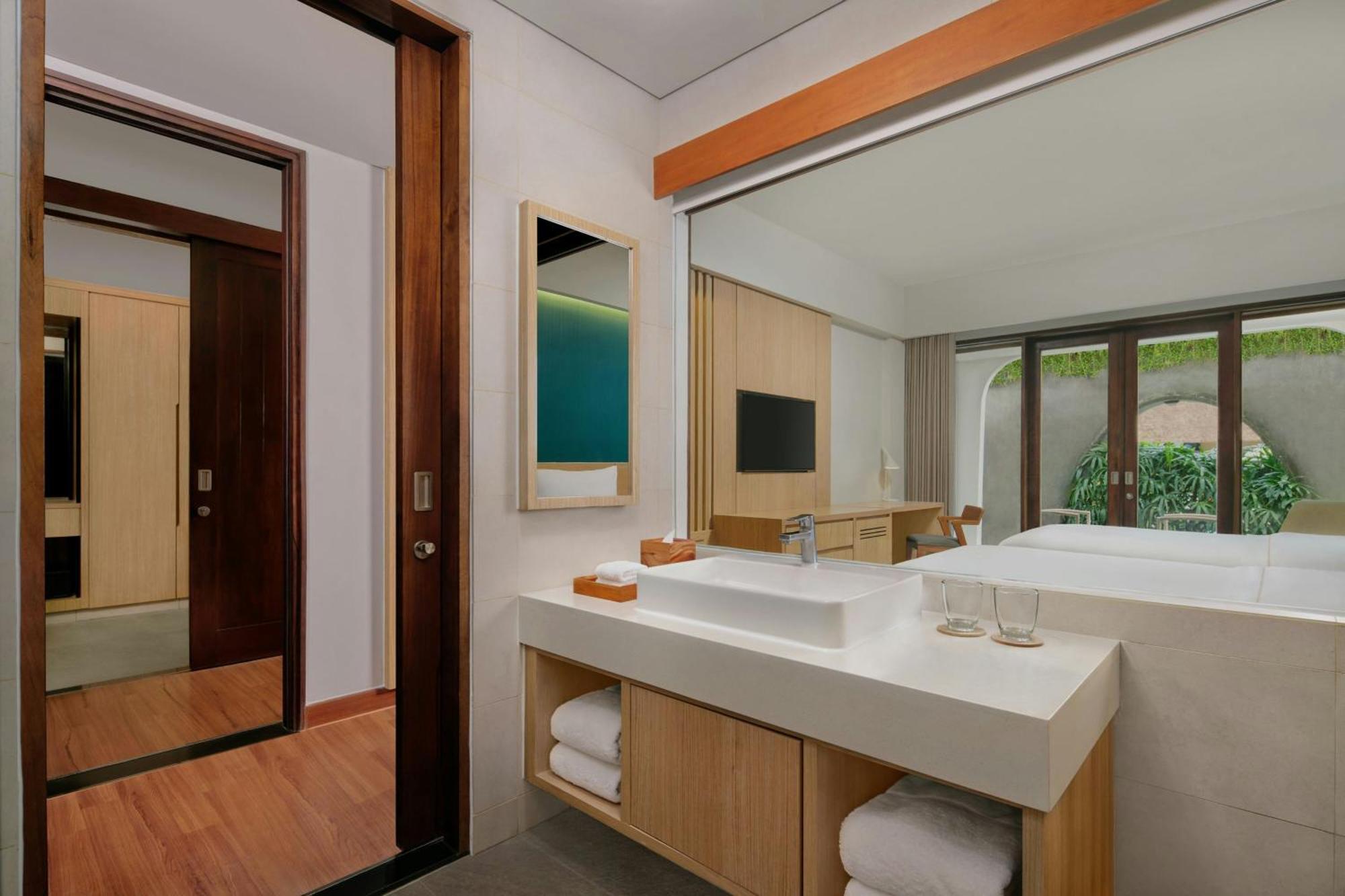 Deluxe Twin Room Pool Access Garden Level Mini Bar Daily Shuttle to Monkey Forest Daily Yoga Bike to borrow Family Activity 24 Hour access to Motion Fitness Center