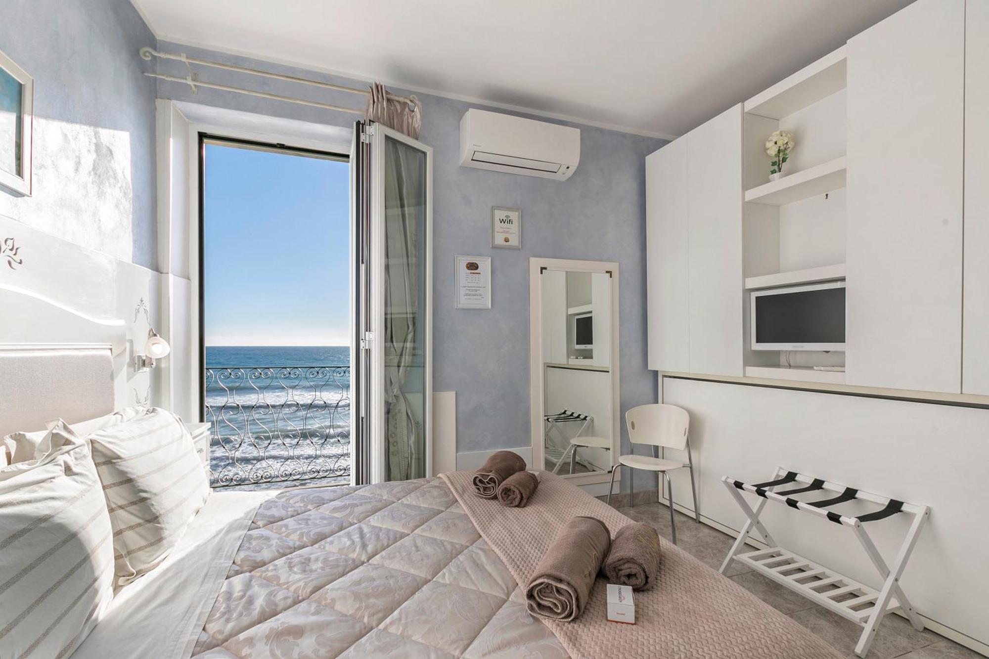 Camera Matrimoniale con Balcone e Vista Mare