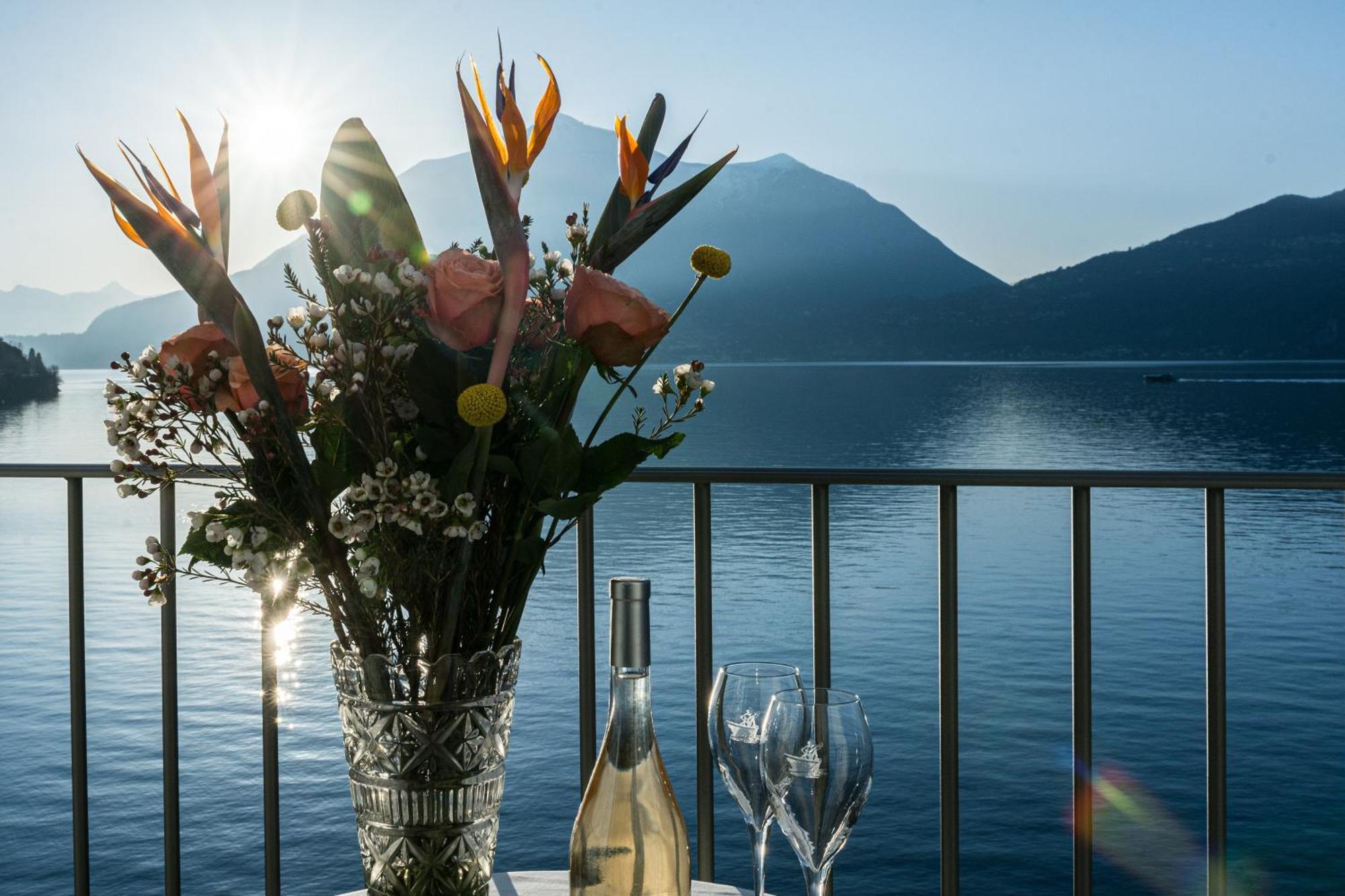 Deluxe Double Room with Balcony and Front Lake View