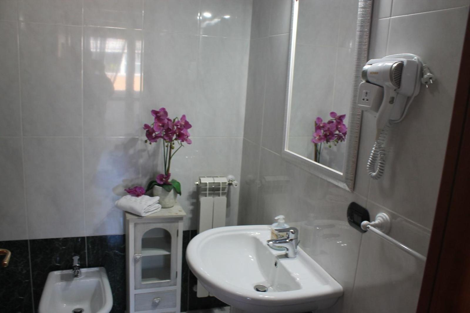 Camera Matrimoniale/Doppia con Letti Singoli con Bagno Privato Esterno
