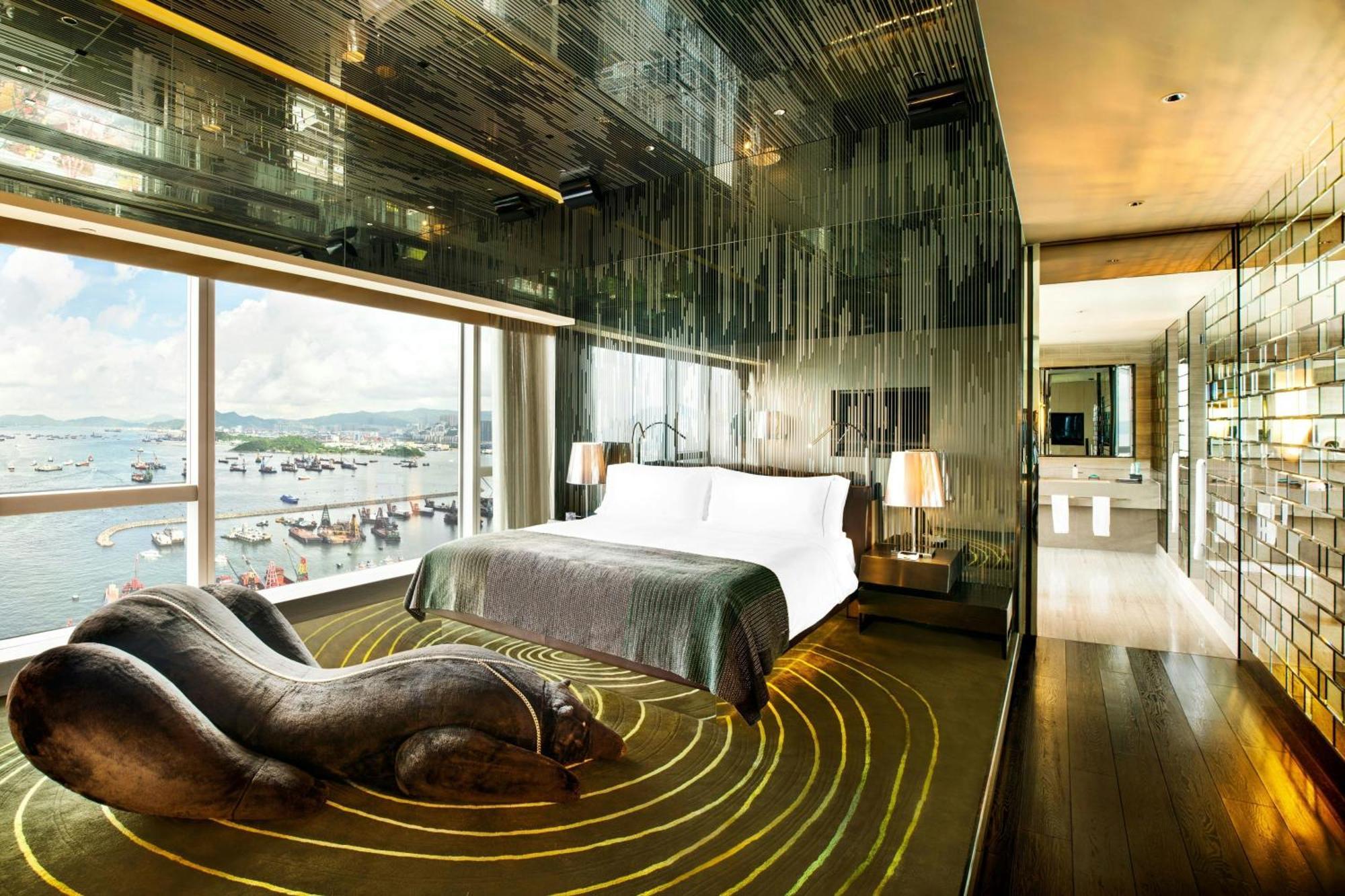 Extreme WOW King Suite Whirlpool Skyline View