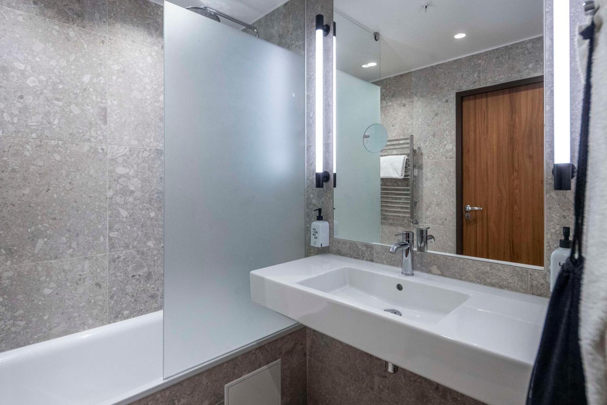King Room Wellness pool access
