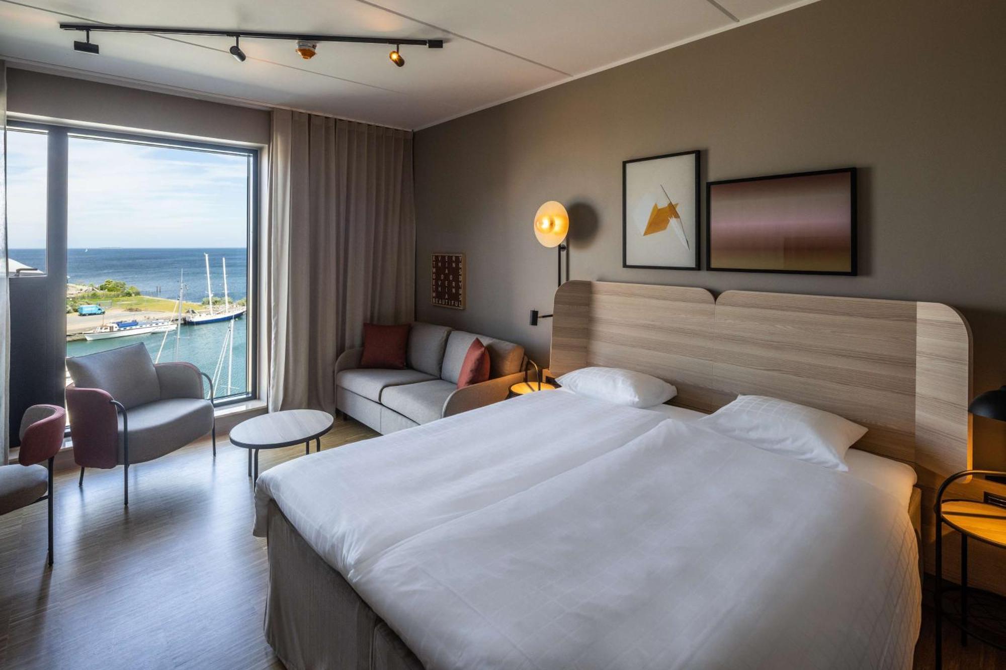 Superior King Room Wellness pool access