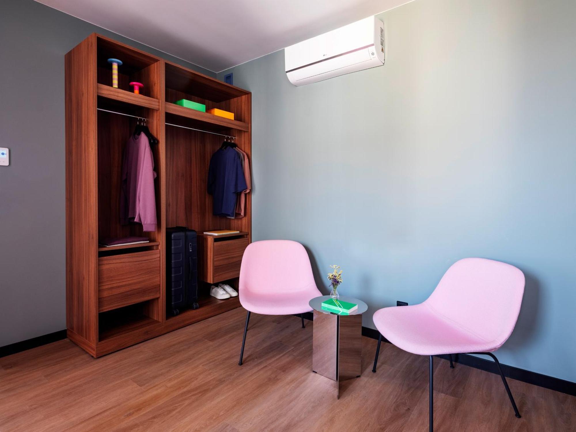 One-Bedroom Apartment Sofa Bed