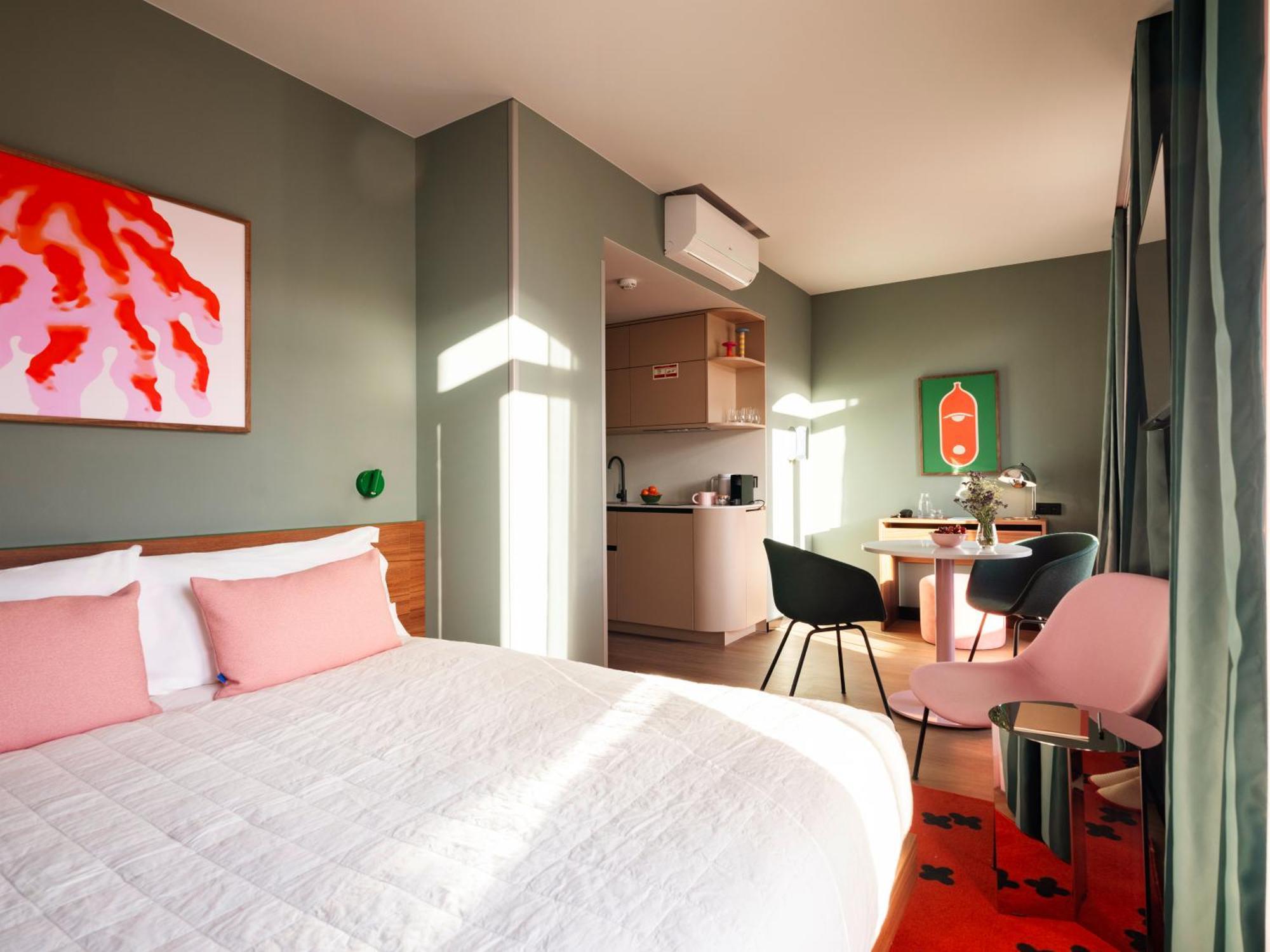 Large Studio Kitchenette Terrace