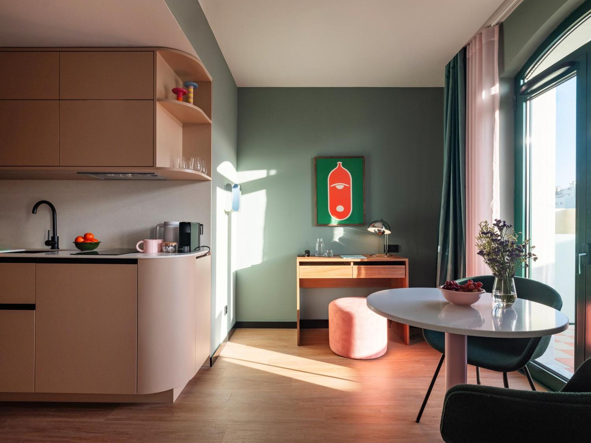 Large Studio Kitchenette Terrace