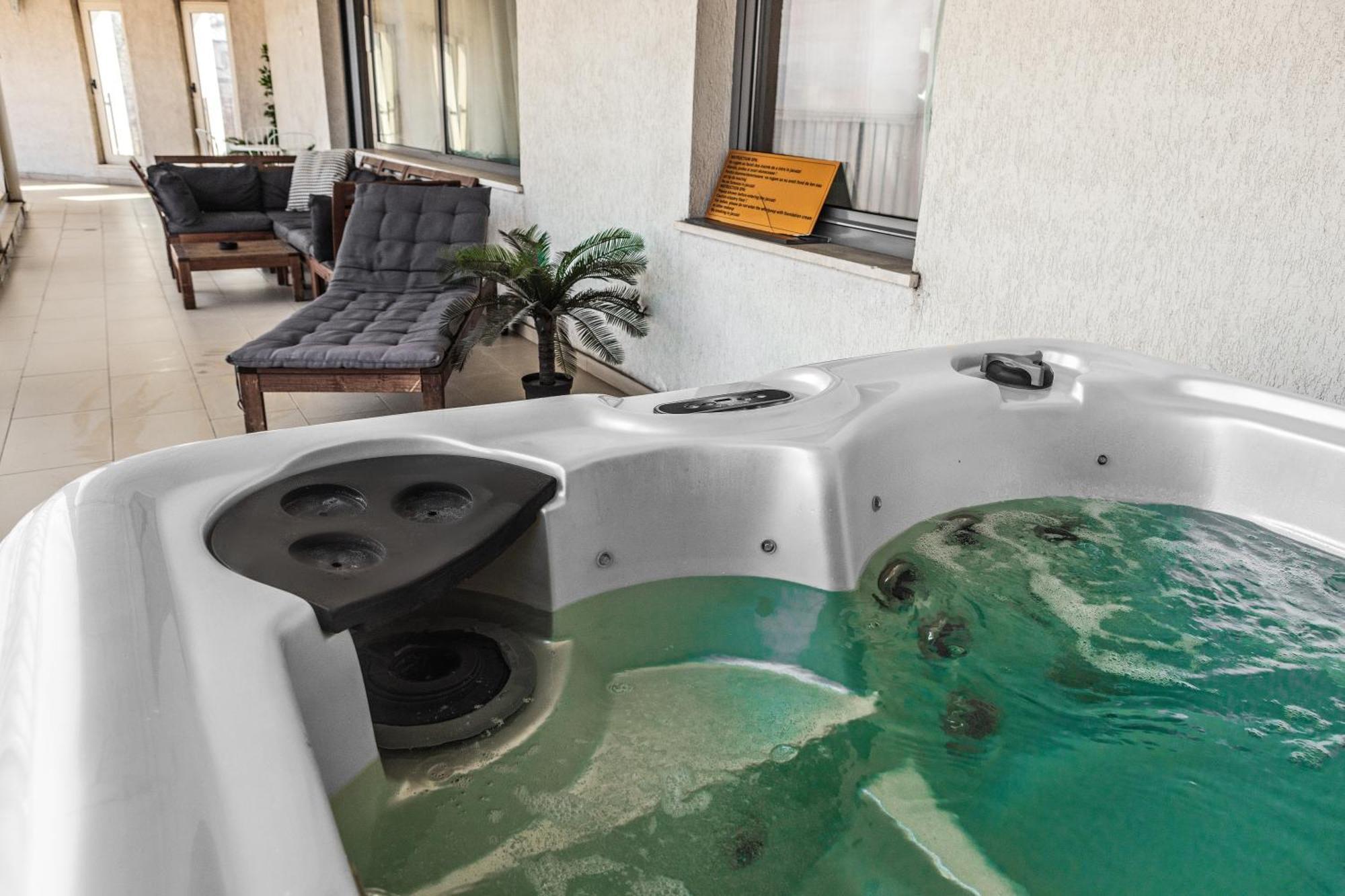 Suite Outdoor Hot Tub