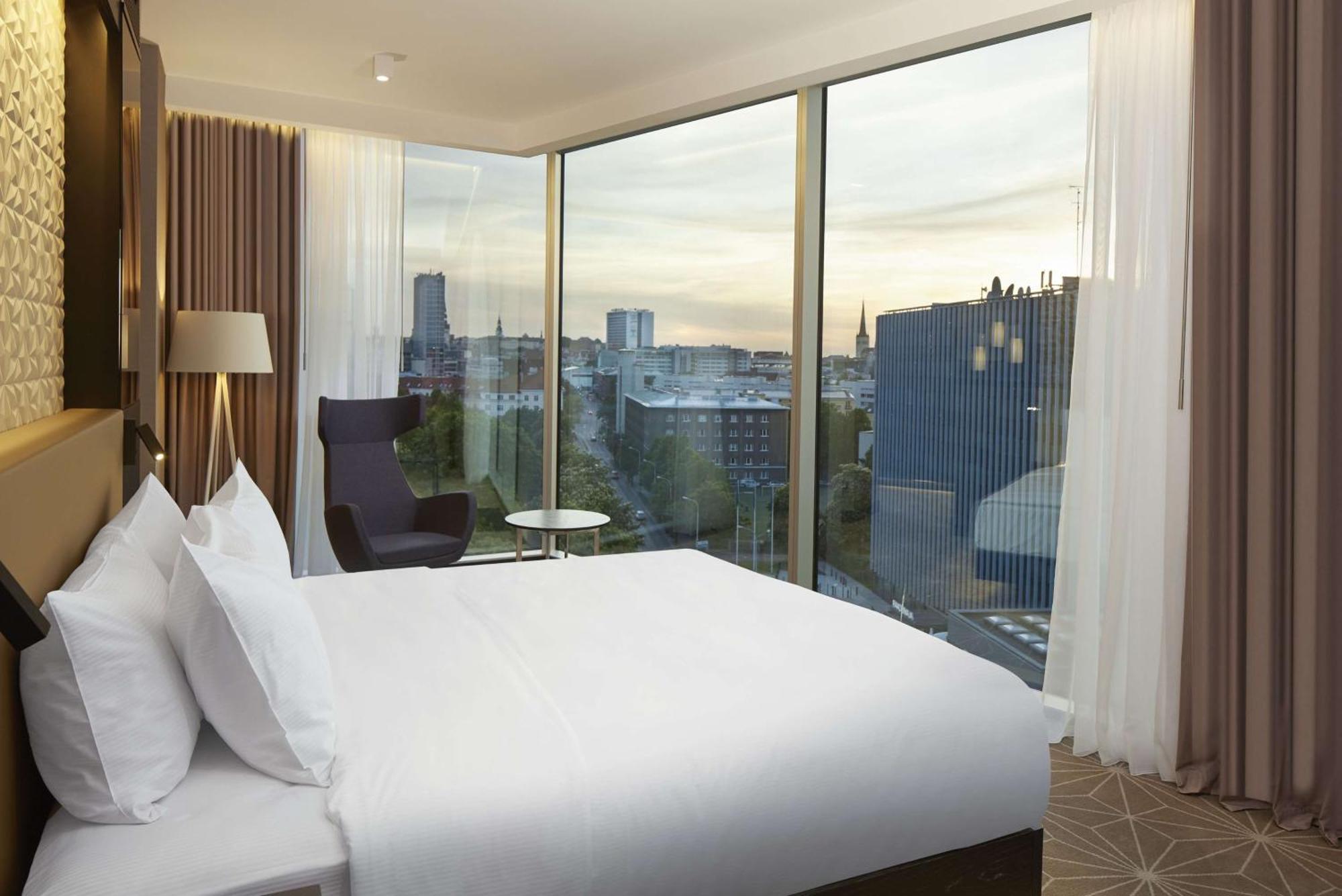 Deluxe One-Bedroom King Suite