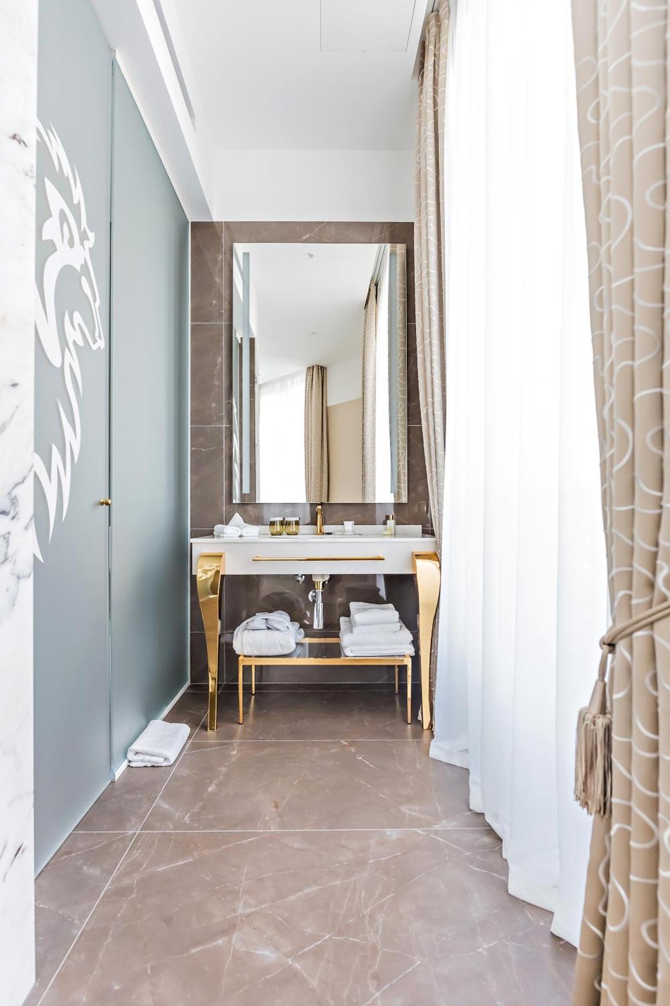 Executive Double Room River View access to Spa