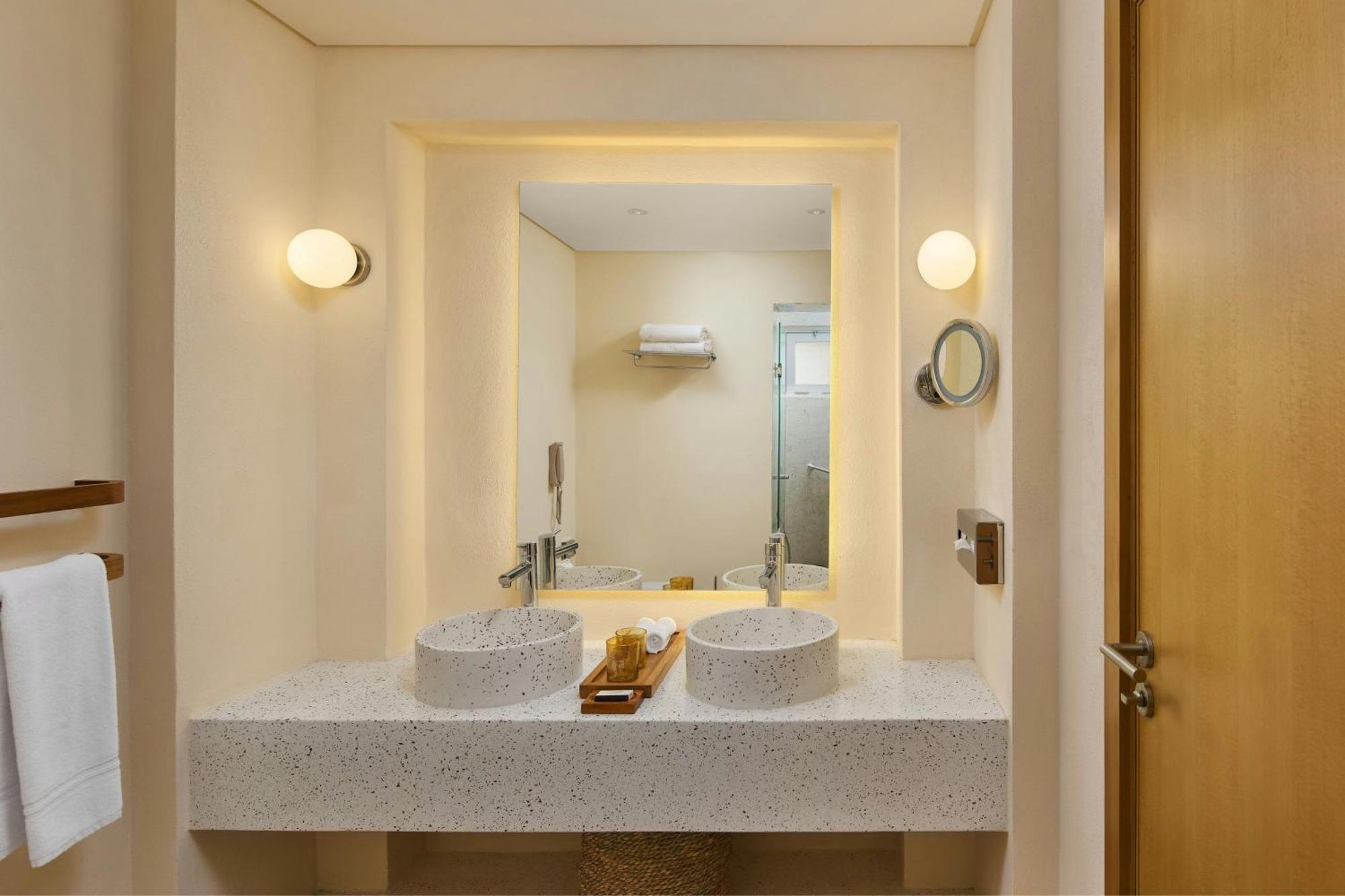 Guest room 2 Twin or Single Beds Partial sea view