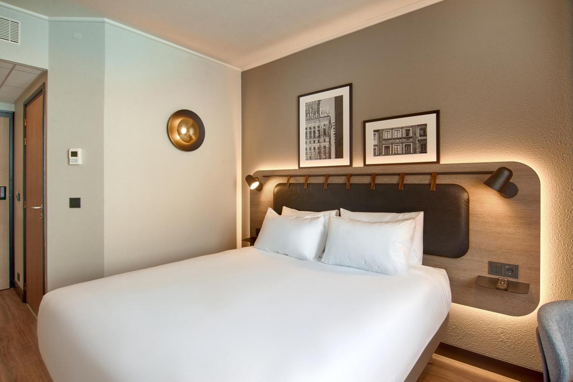 Superior Room 1 Queen Bed