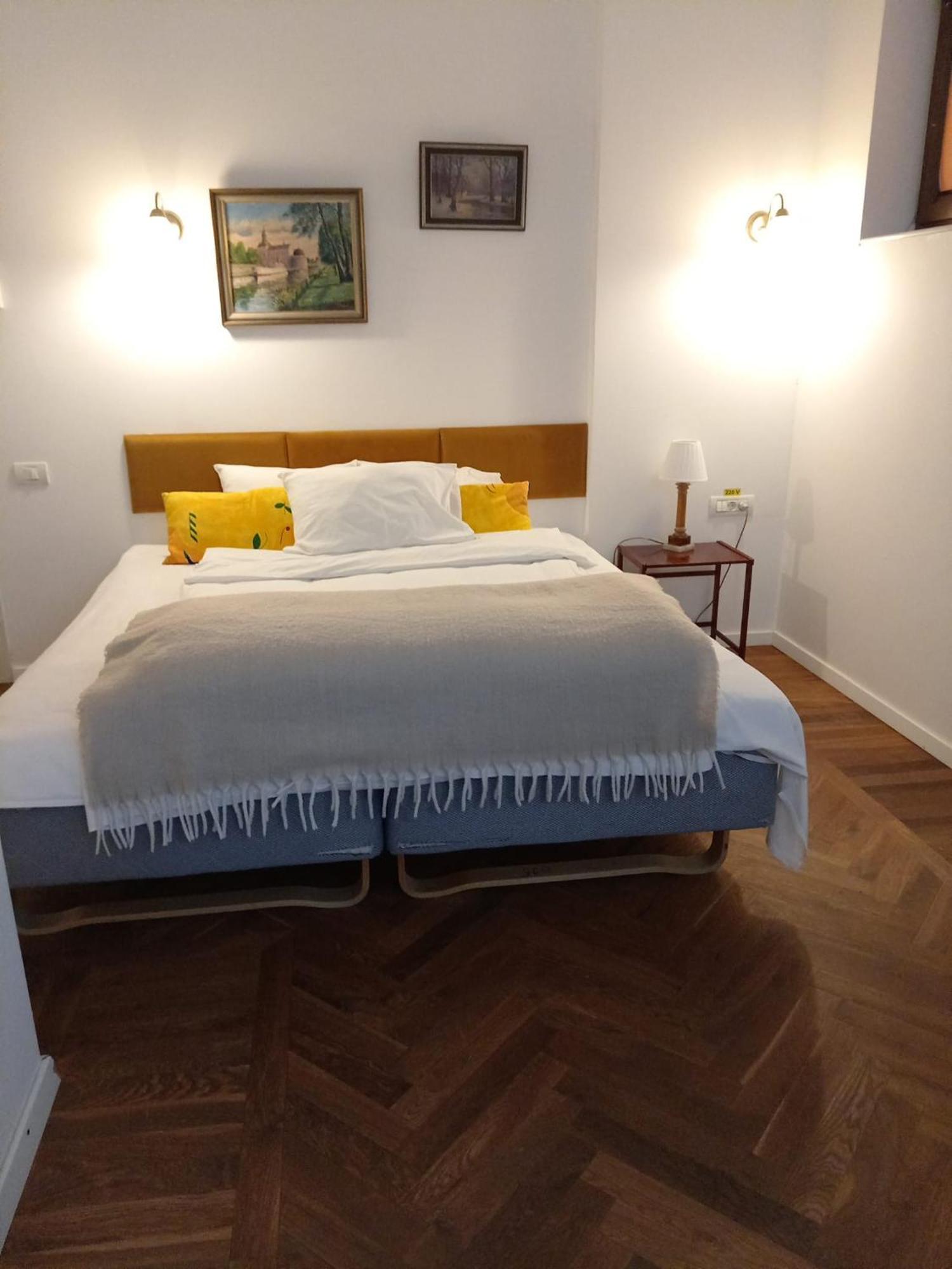 Standard King Room Semi-basement