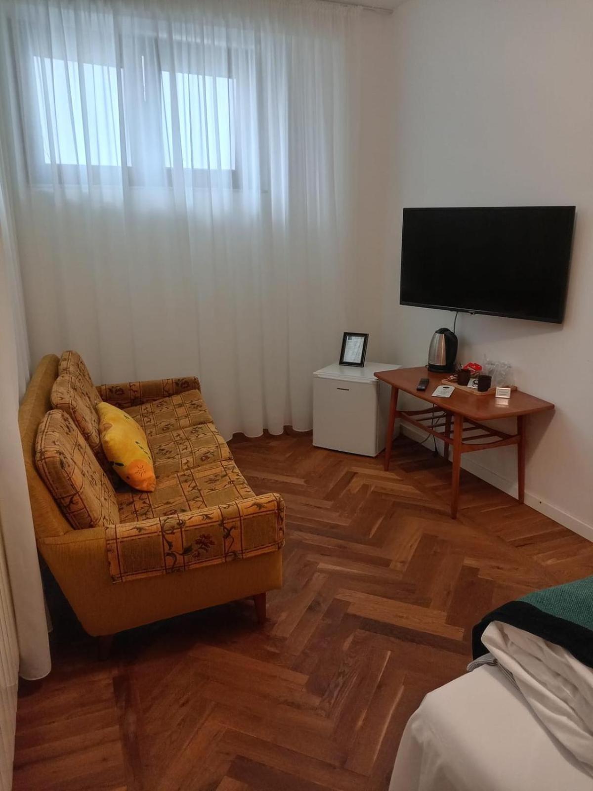 Standard King Room Semi-basement