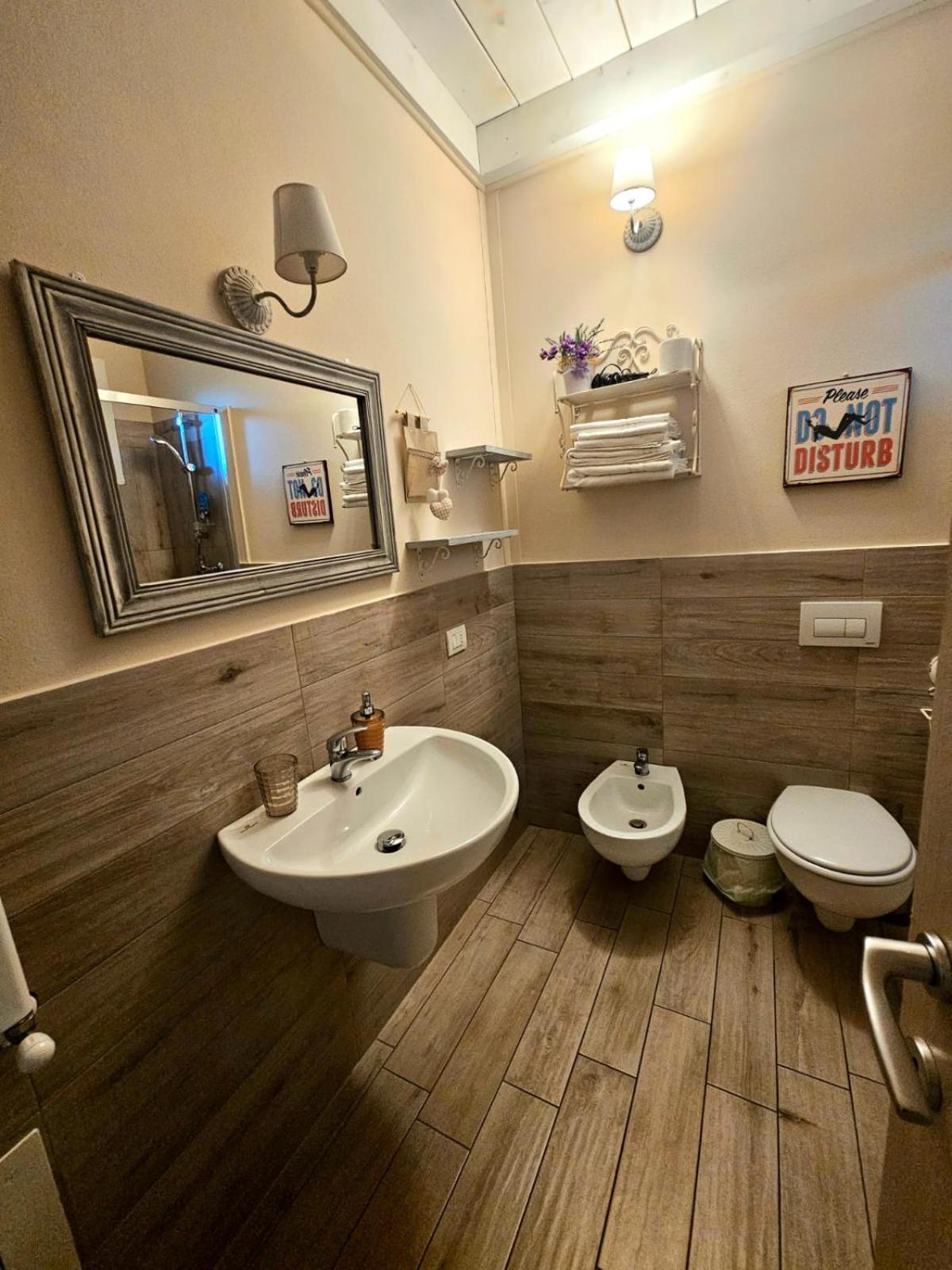 Camera Matrimoniale/Doppia con Letti Singoli con Bagno in Comune