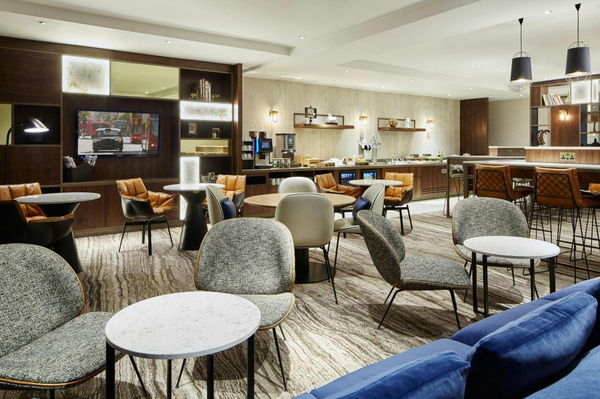 Junior Suite M Club Lounge Access