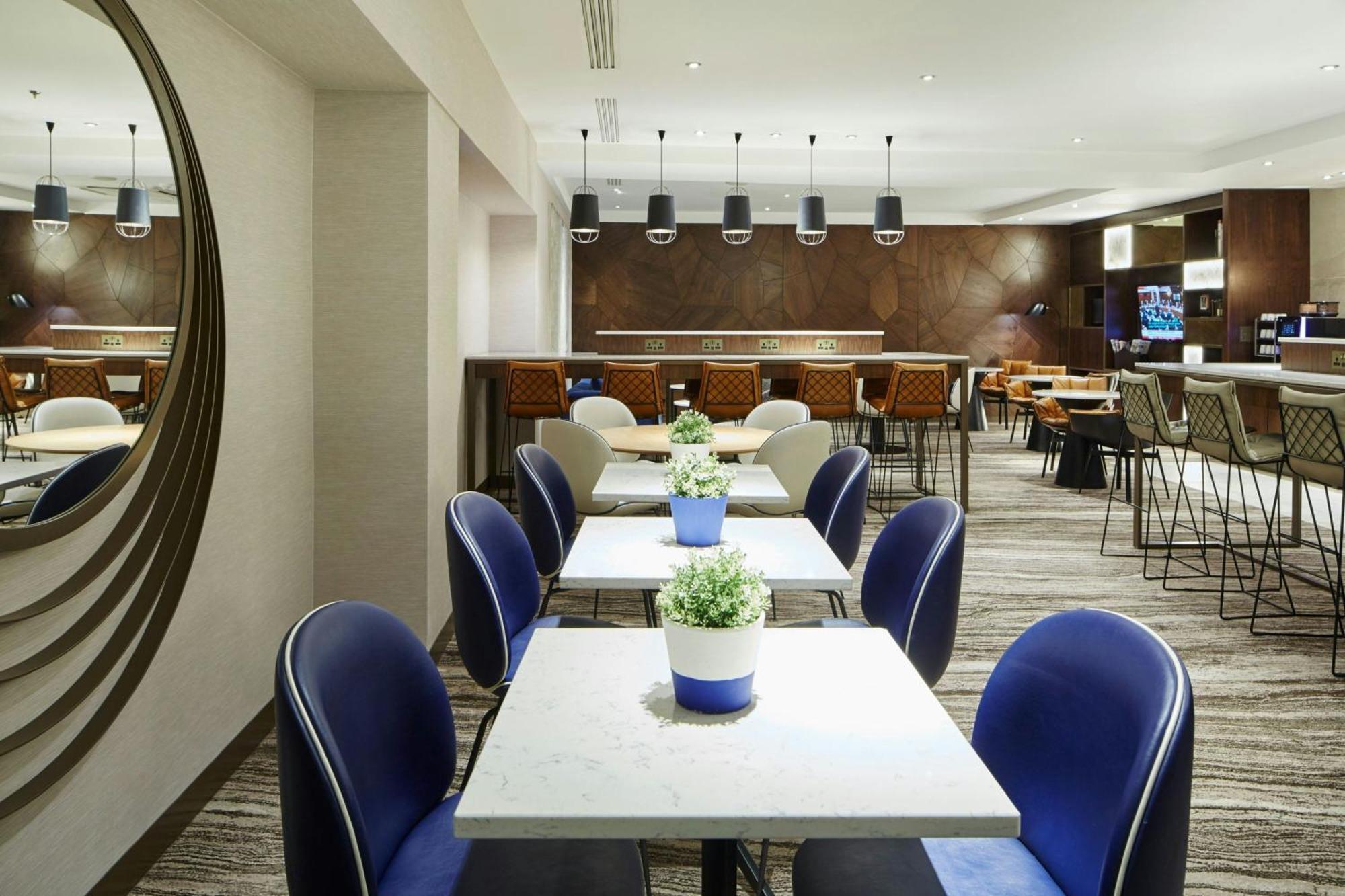 Junior Suite M Club Lounge Access