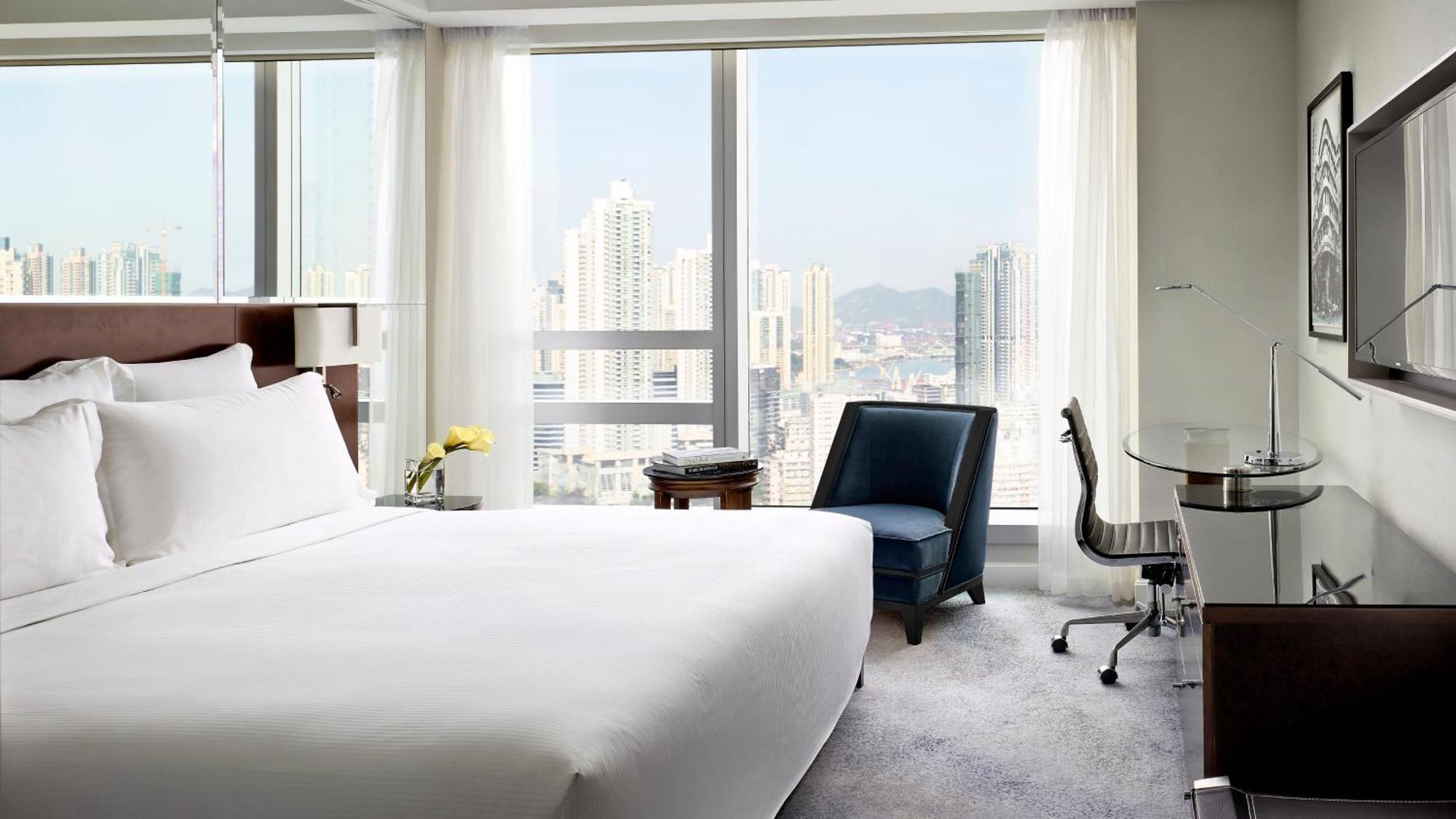 – Club Executive Deluxe & Hotel Credit