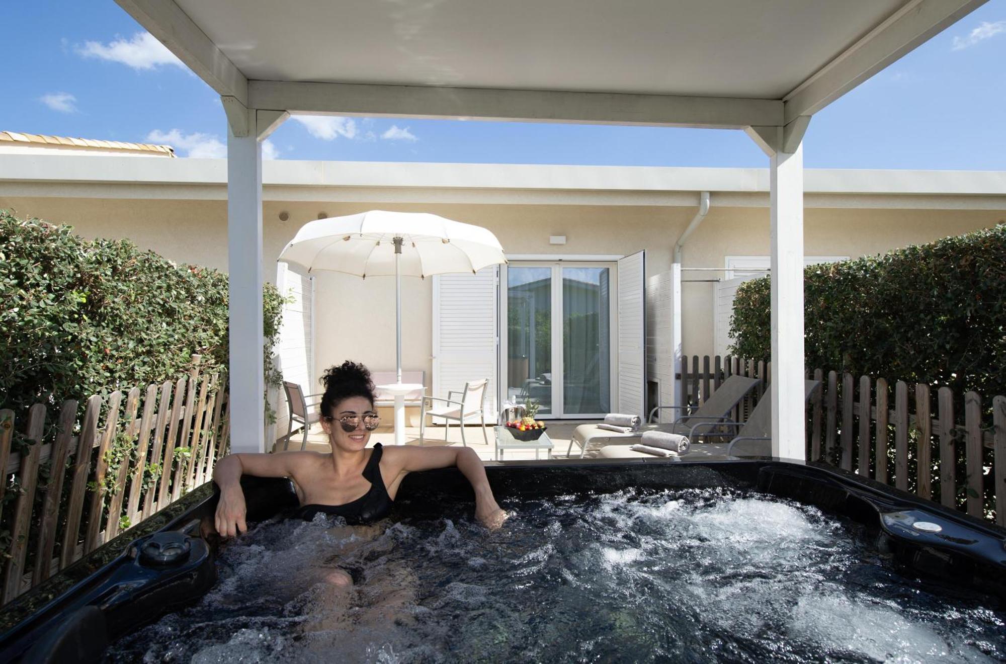 Suite Hot Tub Separate Building