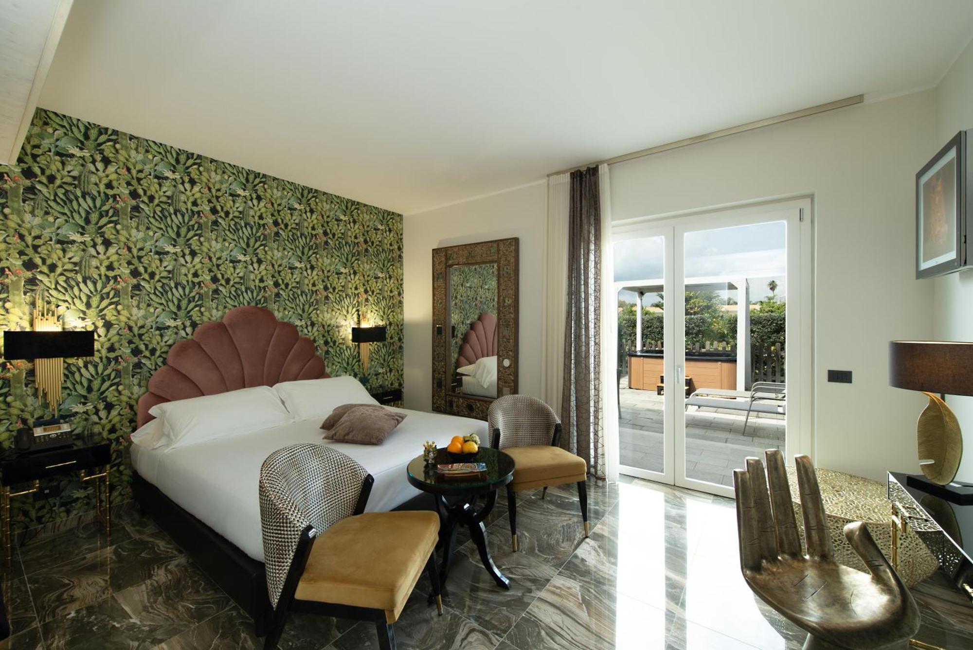 Suite Hot Tub Separate Building